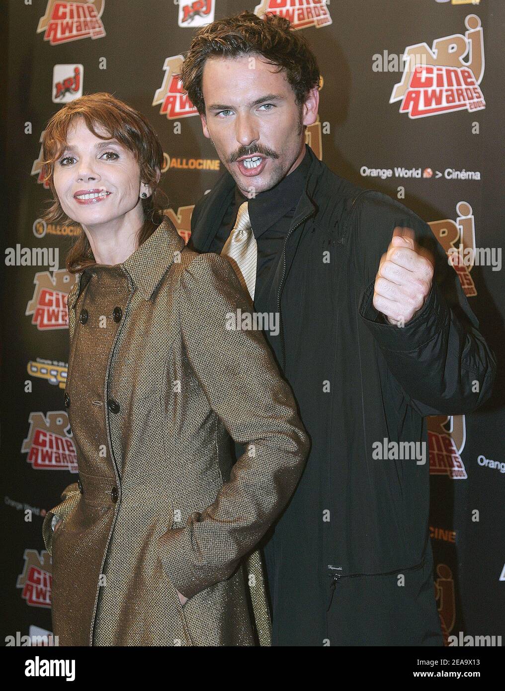 Les acteurs français Victoria Abril et Sagamore Stevenin assistent aux prix du cinéma NRJ qui se sont tenus au Grand Rex à Paris, en France, le 30 septembre 2005. Photo de Laurent Zabulon/ABACAPRESS.COM Banque D'Images