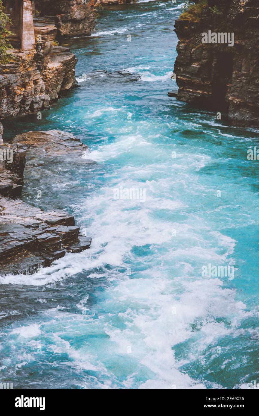 Rivière Abiskojokk paysage du canyon en Suède Abisko parc national aérien découvrez les paysages naturels Banque D'Images