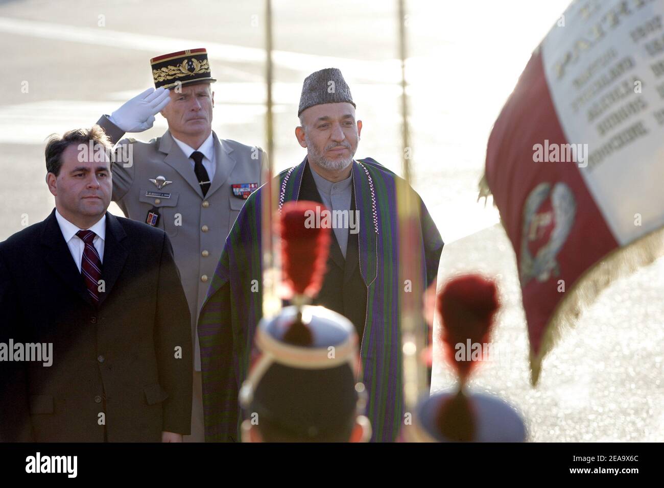 Le président afghan Hamid Karzaï a reçu le 2 octobre 2005, à l'aéroport d'Orly, près de Paris, Xavier Bertrand, ministre français de la Santé et de la solidarité. Karzaï est en visite officielle de quatre jours en France, où il discutera avec le président Jacques Chirac et cherchera à obtenir un soutien continu pour la reconstruction de l'Afghanistan ravagé par la guerre, ont déclaré les responsables. Photo de Mousse/ABACAPRESS.COM. Banque D'Images