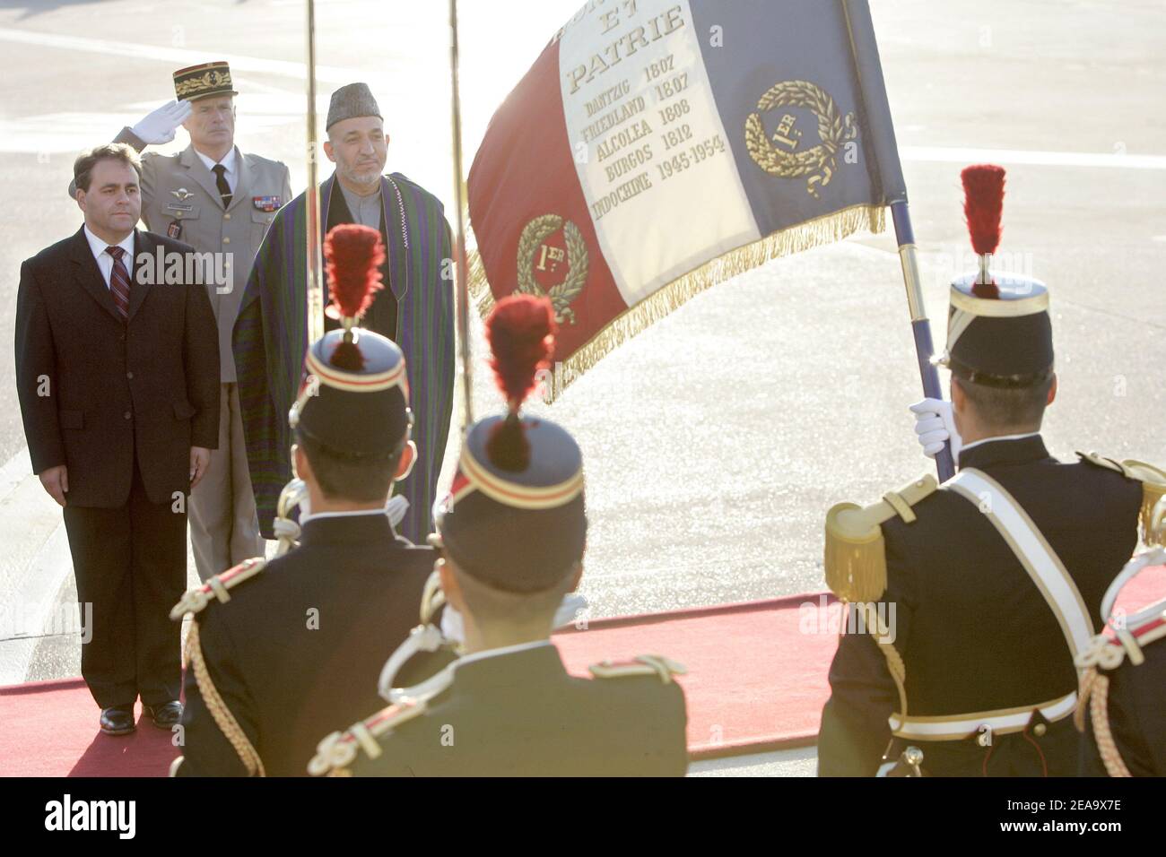 Le président afghan Hamid Karzaï a reçu le 2 octobre 2005, à l'aéroport d'Orly, près de Paris, Xavier Bertrand, ministre français de la Santé et de la solidarité. Karzaï est en visite officielle de quatre jours en France, où il discutera avec le président Jacques Chirac et cherchera à obtenir un soutien continu pour la reconstruction de l'Afghanistan ravagé par la guerre, ont déclaré les responsables. Photo de Mousse/ABACAPRESS.COM. Banque D'Images