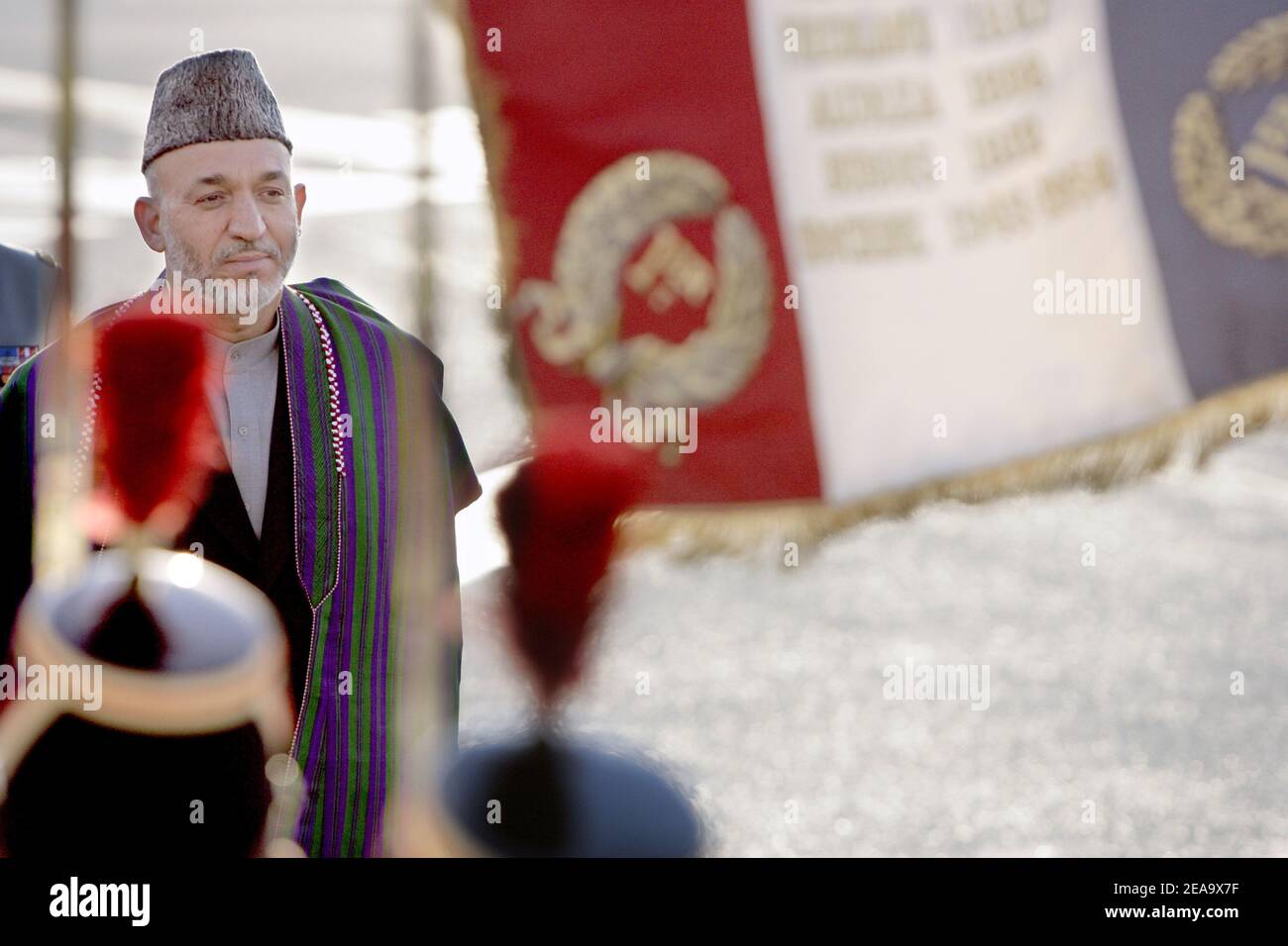 Le président afghan Hamid Karzaï arrive à l'aéroport d'Orly, près de Paris, en France, le 2 octobre 2005. Karzaï est en visite officielle de quatre jours en France, où il discutera avec le président Jacques Chirac et cherchera à obtenir un soutien continu pour la reconstruction de l'Afghanistan ravagé par la guerre, ont déclaré les responsables. Photo de Mousse/ABACAPRESS.COM. Banque D'Images