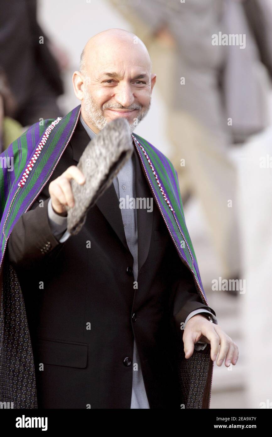 Le président afghan Hamid Karzaï arrive à l'aéroport d'Orly, près de Paris, en France, le 2 octobre 2005. Karzaï est en visite officielle de quatre jours en France, où il discutera avec le président Jacques Chirac et cherchera à obtenir un soutien continu pour la reconstruction de l'Afghanistan ravagé par la guerre, ont déclaré les responsables. Photo de Mousse/ABACAPRESS.COM. Banque D'Images