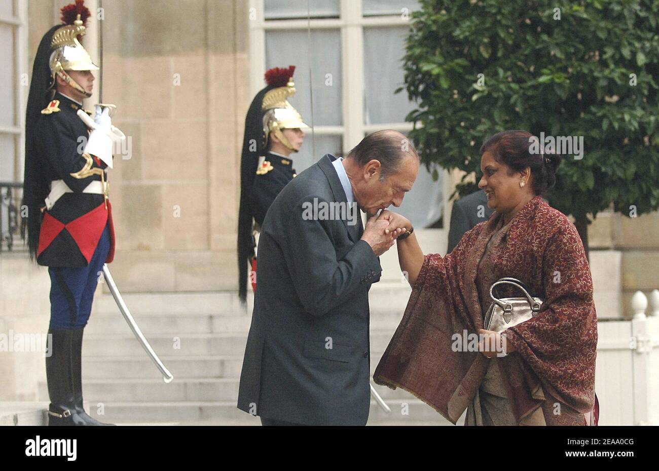 Le Président Jacques Chirac rencontre son homologue sri lankais, Chandrika Kumaratunga, au Palais de l'Elysée à Paris, en France, le 06 octobre 2005. Photo de Giancarlo Gorassini/ABACAPRESS.COM Banque D'Images