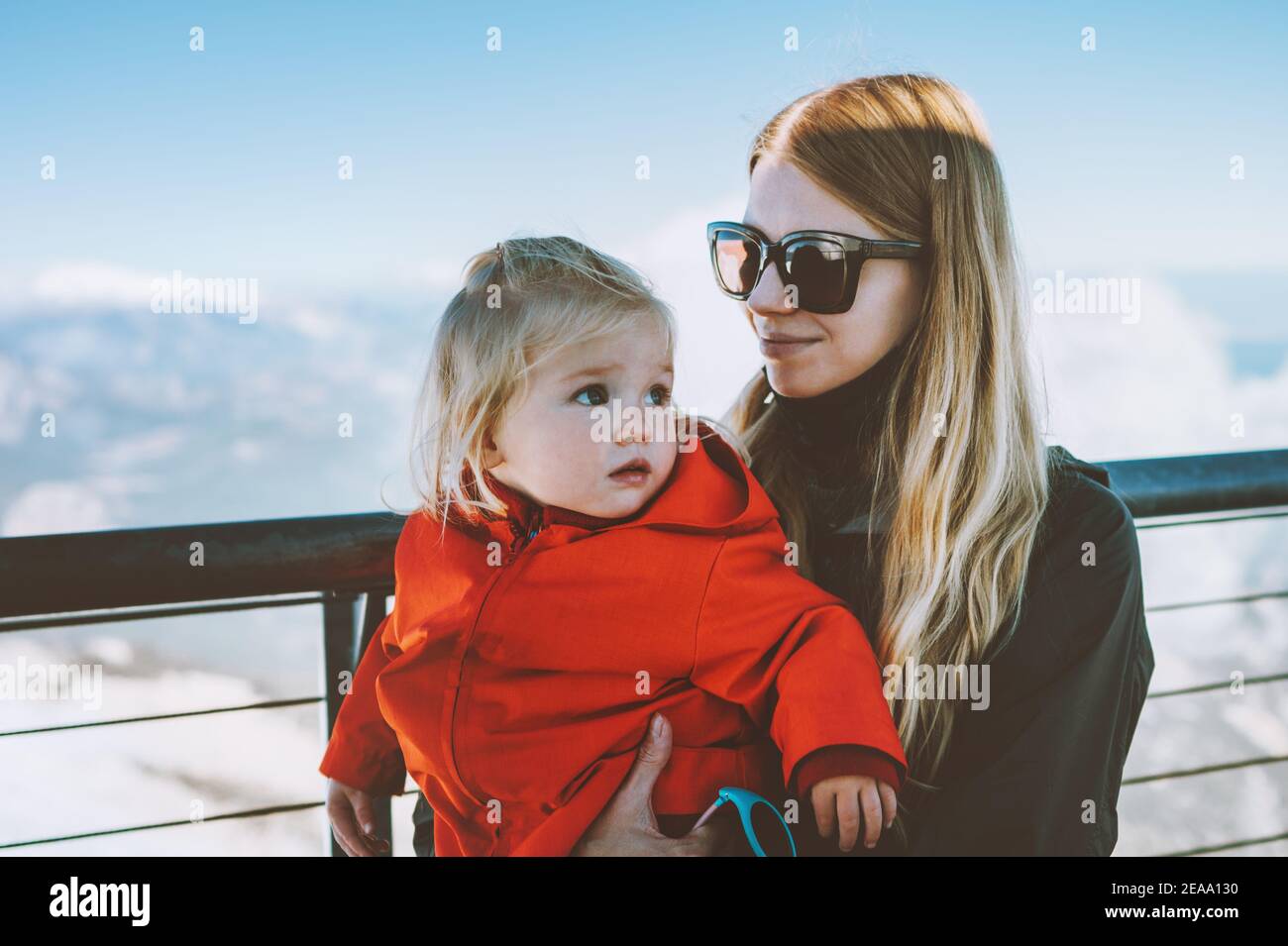 Mère avec enfant fille voyageant ensemble famille vacances d'hiver maman avec bébé dans les montagnes actif sain style de vie à l'extérieur Banque D'Images