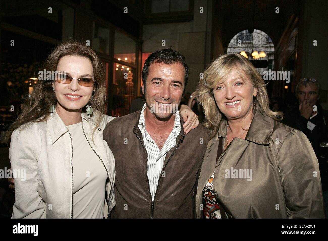 (G-D) l'actrice française Cyrielle Claire, le présentateur de télévision Bernard Montiel et l'actrice Charlotte de Turckheim posent lors du salon prêt-à-porter Printemps-été 2006 de la designer française Nathalie Garcon, qui s'est tenu à la Galerie Vivienne à Paris, en France, le 10 octobre 2005. Photo de Nebinger-Orban-Zabulon/ABACAPRESS.COM Banque D'Images