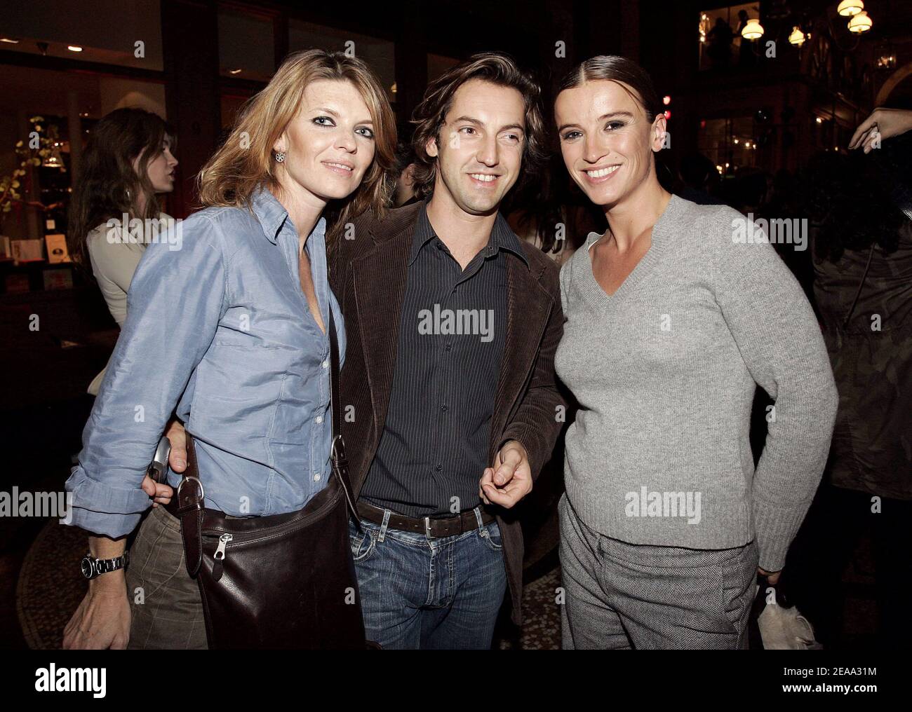L'acteur français Frederic Diefenthal, son épouse Gwendoline Hamon (L) et l'actrice Agathe de la Boulaye posent après le défilé prêt-à-porter Printemps-été 2006 de la designer française Nathalie Garcon, tenu à la Galerie Vivienne à Paris, en France, le 10 octobre 2005. Photo de Nebinger-Orban-Zabulon/ABACAPRESS.COM Banque D'Images