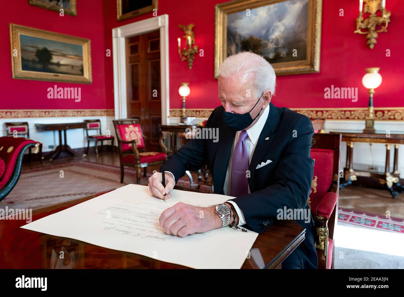 Le président Joe Biden signe la commission pour qu'avril Haines soit le directeur du renseignement national le jeudi 21 janvier 2021, dans la salle rouge de la Maison Blanche. (Photo officielle de la Maison Blanche par Adam Schultz) Banque D'Images