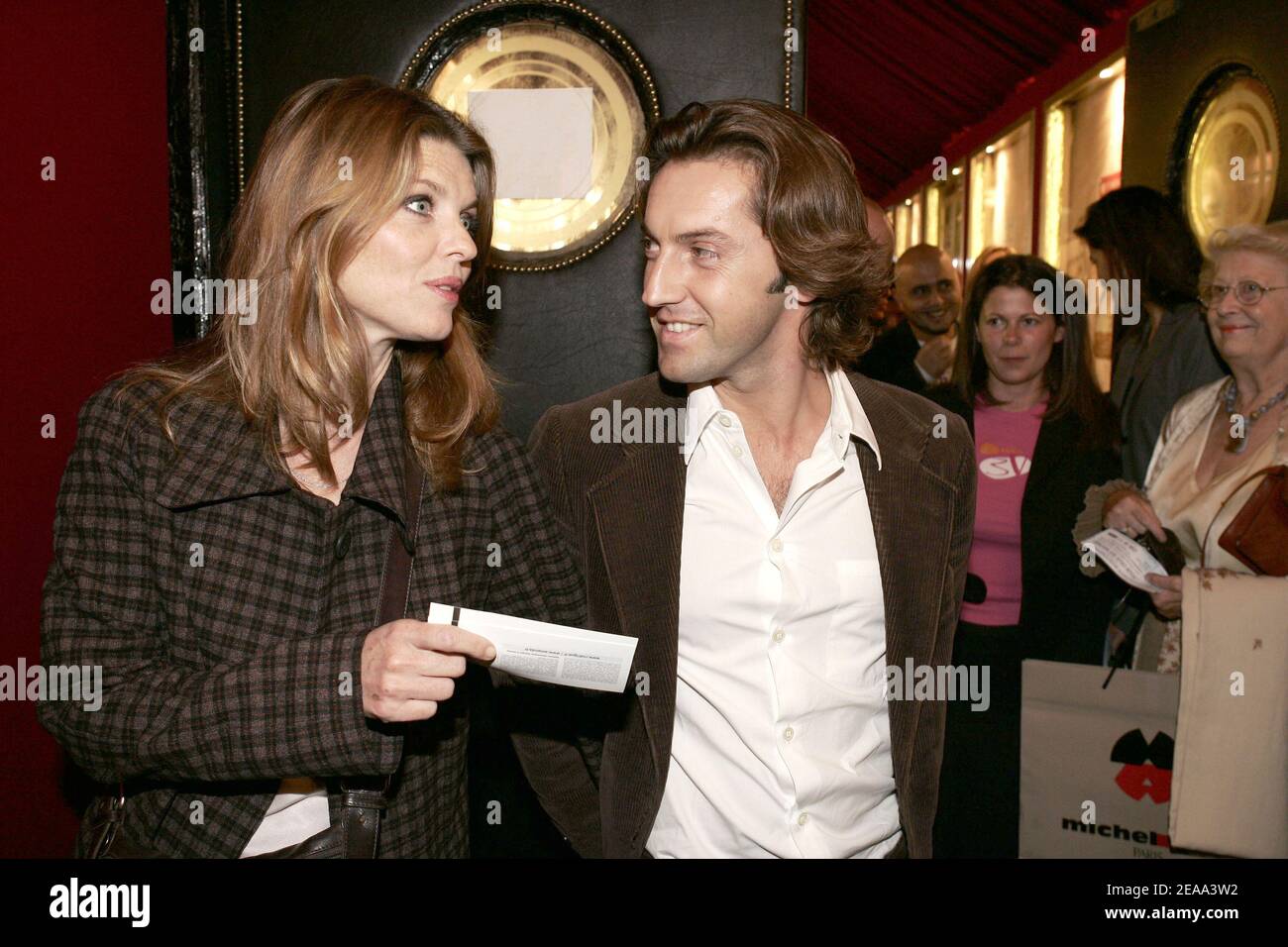 L'acteur français Frederic Diefenthal, son épouse Gwendoline Hamon assiste à la première de la pièce 'pour ces qui reste' écrite par Pascal Elbe et dirigée par Charles Berling à 'la Gaite Montparnasse' à Paris le 14 octobre 2005. Photo de Laurent Zabulon/ABACAPRESS.COM. Banque D'Images