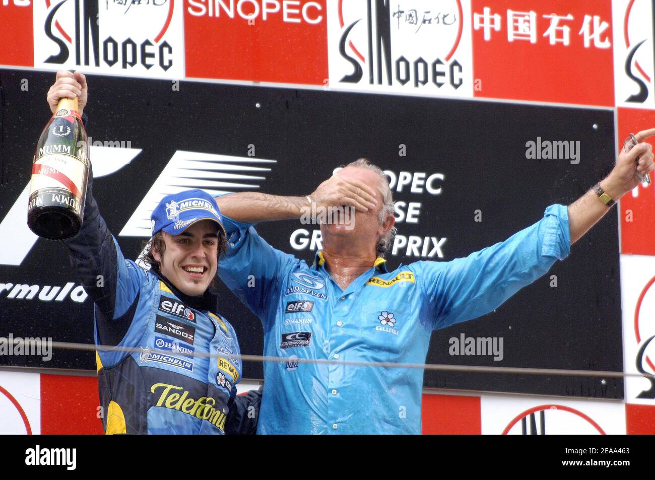 Fernando Alonso, champion du monde de Formule 1 de Renault, célèbre avec Flavio Briatore, directeur général de l'écurie de F1 de Renault, après avoir remporté le Grand Prix chinois de fin de saison à Shanghai, en Chine, le 16 octobre 2005. Alonso a remporté dimanche un Grand Prix chinois chaotique pour donner à Renault le titre de constructeur de Formule 1 au-dessus de la couronne du pilote qu'il a pris le mois dernier. Photo de Thierry Gromik/ABACAPRESS.COM Banque D'Images