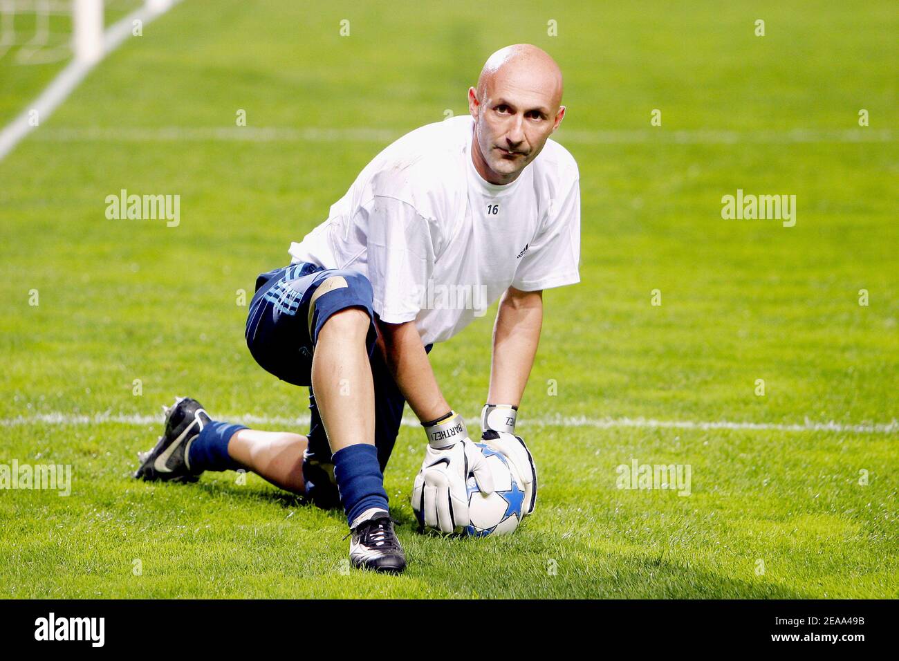 Fabien Barthez, gardien de but d'OM lors du match de championnat français entre l'Olympique de Marseille et Paris Saint-Germain à Marseille, France, le 16 octobre 2005. OM défait PSG 1-0. Photo de Gerald Holubowicz/ABACAPRESS.com Banque D'Images