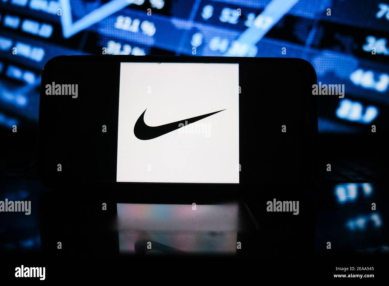 Pologne. 8 février 2021. Sur cette photo, un logo Nike apparaît sur un smartphone avec le graphique boursier en arrière-plan. Crédit : Omar marques/SOPA Images/ZUMA Wire/Alamy Live News Banque D'Images