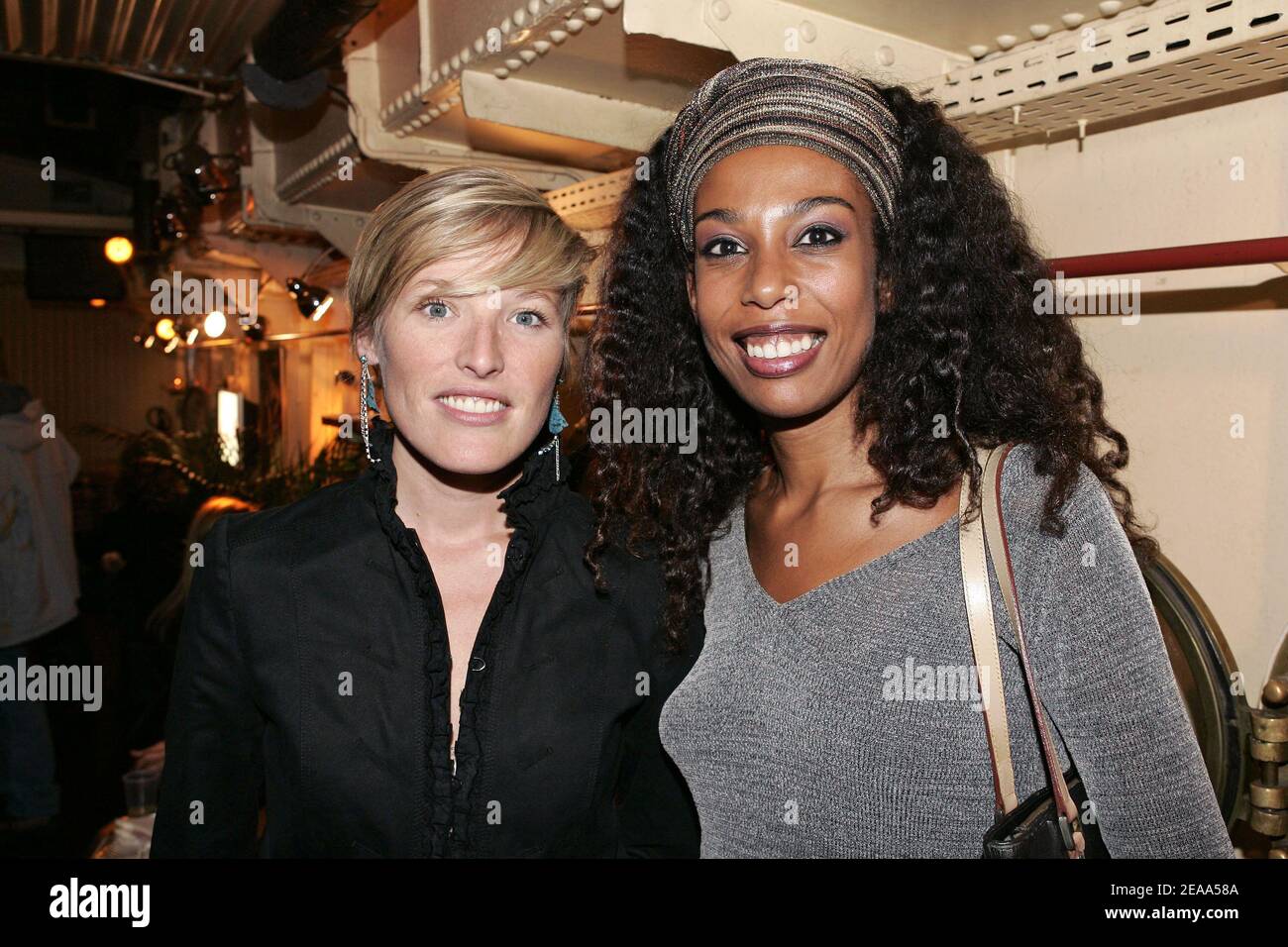 Elizabeth Tchoungui, présentatrice de télévision française, et un ami assistent à la soirée de lancement des nouvelles lunettes de soleil Jee Vice pour femmes au K-Lounge à Paris, en France, le 20 octobre 2005. Photo de Laurent Zabulon/ABACAPRESS.COM. Banque D'Images