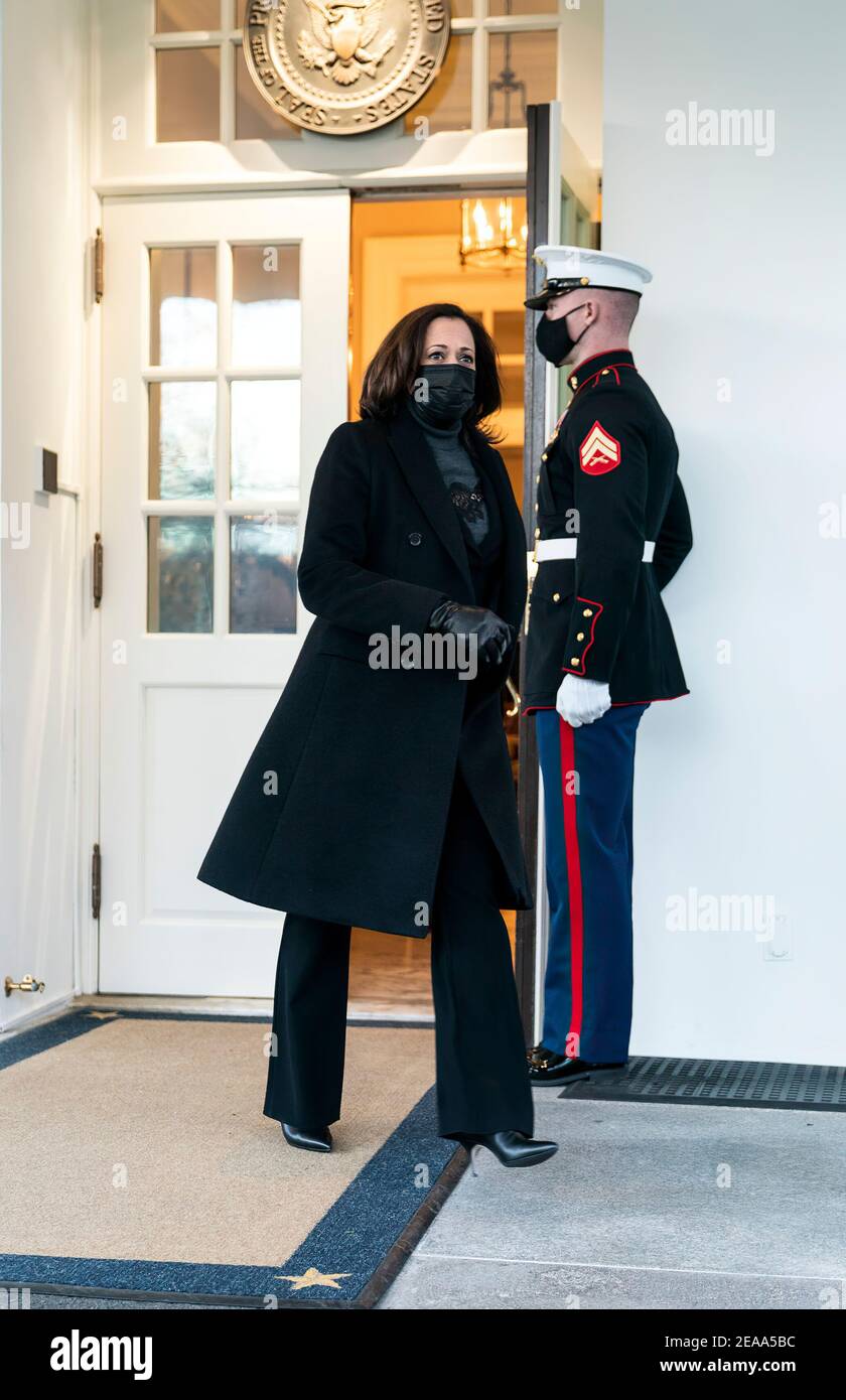 Une sentinelle marine américaine tient la porte ouverte du vice-président Kamala Harris vendredi 22 janvier 2021, alors qu'elle sort de l'entrée du hall de l'aile ouest de la Maison Blanche. (Photo officielle de la Maison Blanche par Lawrence Jackson) Banque D'Images