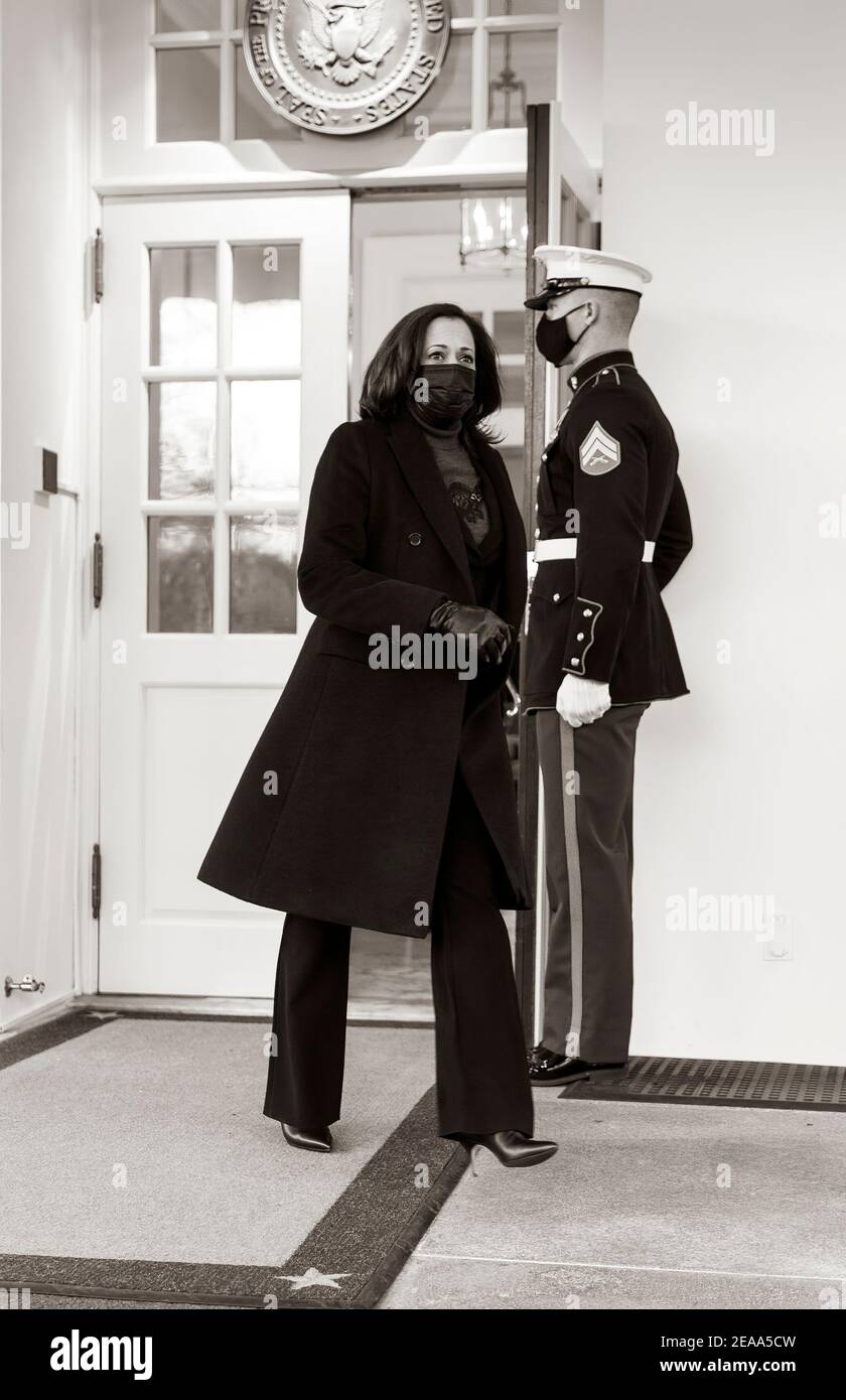 Une sentinelle marine américaine tient la porte ouverte du vice-président Kamala Harris vendredi 22 janvier 2021, alors qu'elle sort de l'entrée du hall de l'aile ouest de la Maison Blanche. (Photo officielle de la Maison Blanche par Lawrence Jackson) Banque D'Images