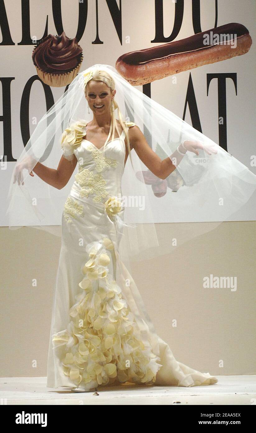 L'ancienne Miss France Elodie Gossuin présente une création de chocolat au salon d'ouverture de la 11e Foire du chocolat qui s'est tenue à Paris, France, le 21 octobre 2005. Photo de Gorassini-Zabulon/ABACAPRESS.COM Banque D'Images