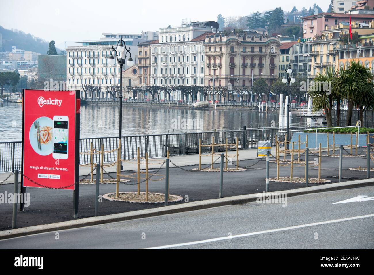 Promenade du lac de Lugano avec affiche rouge Banque D'Images
