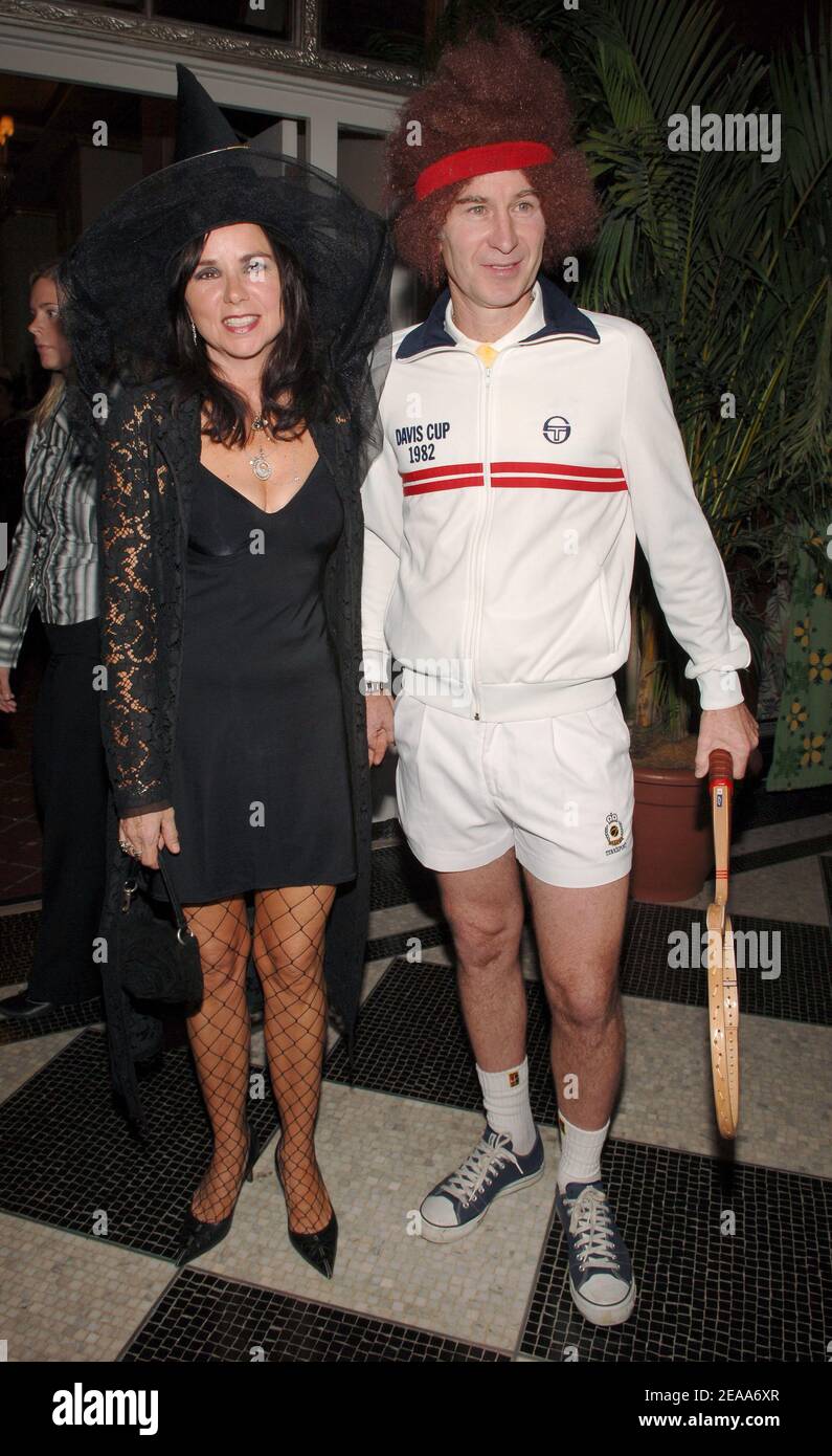 « John McEnroe et sa femme Patti Smith arrivent au bal annuel « Hulaween ball » de Bette Midler, qui s'est tenu au Waldorf Astoria à New York, le lundi 31 octobre 2005. Photo de Nicolas Khayat/ABACAPRESS.COM' Banque D'Images