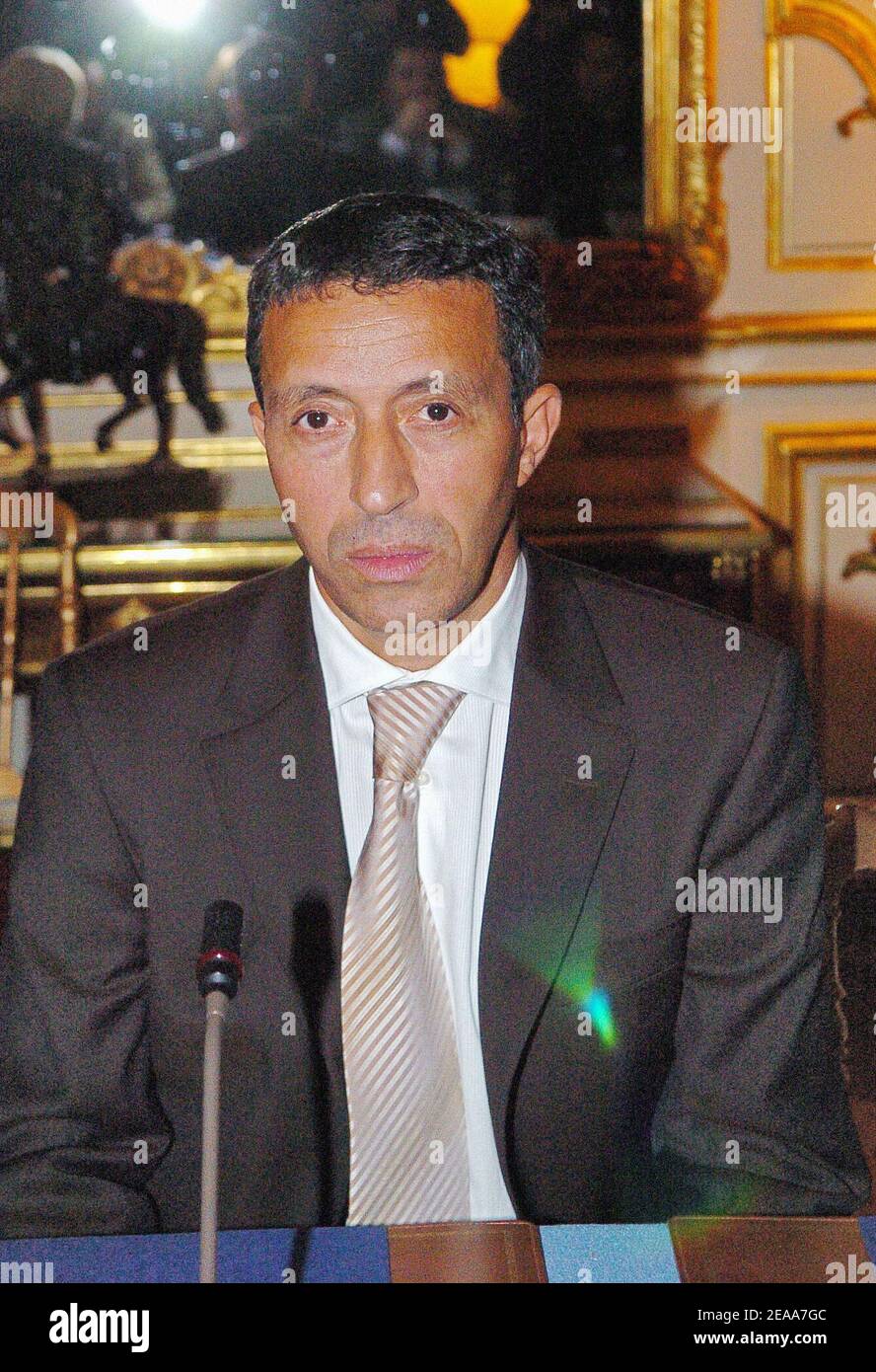 Azouz Begag, ministre délégué à l'égalité des chances, assiste à une réunion avec plusieurs associations à l'Hôtel Matignon à Paris, France, le 3 novembre 2005, après la septième nuit consécutive de violence sur les ouskupes de la capitale française. Le gouvernement français, en mode crise, a promis de rétablir l'ordre de la banlieue parisienne à la baisse et à la forte immigration, où des bandes de jeunes qui lançaient des pierres se battent contre des escouades pendant sept nuits consécutives. Photo de Bruno Klein/ABACAPRESS.COM. Banque D'Images