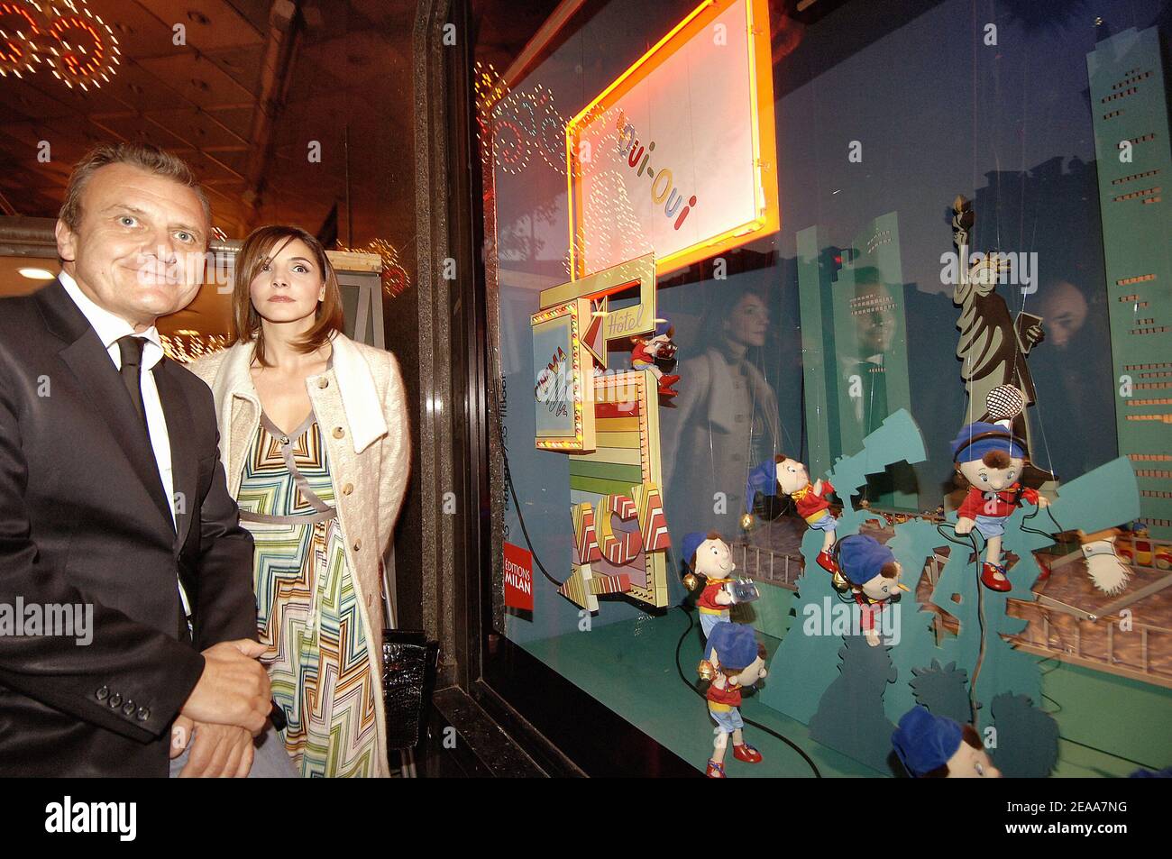 L'actrice française Clotilde Courau (Prince Emmanuel Philibert de l'épouse de Savoie) , le couturier Charles de Castelbajac et Mareva Galanter allument l'éclairage de Noël du magasin 'Galeries Lafayette' à Paris, France, le 4 novembre 2005. Photo de Giancarlo Gorassini/ABACAPRESS.COM Banque D'Images