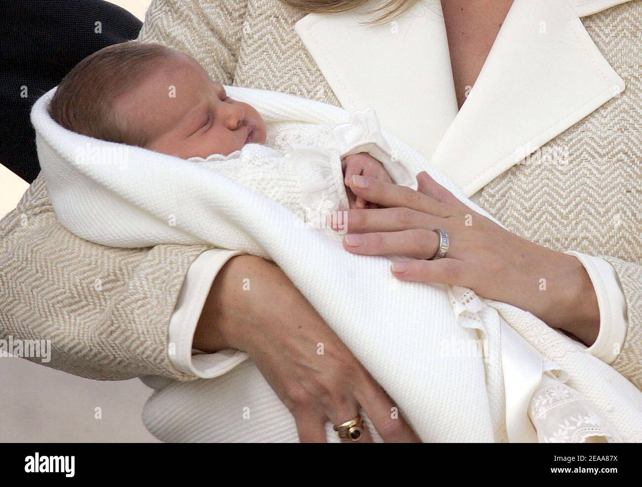 La princesse Letizia et le prince Felipe quittent la clinique internationale Ruber à Madrid, en Espagne, avec leur jeune fille Leonor le 7 novembre 2005.ÀLetizia a donné naissance à Leonor le lundi 31 octobre par Cesarean, trois semaines avant sa date d'échéance prévue. Photo de Bernard-Zabulon/ABACAPRESS.COM Banque D'Images