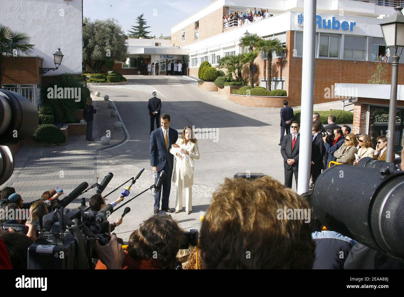 La princesse Letizia et le prince Felipe quittent la clinique internationale Ruber à Madrid, en Espagne, avec sa nouvelle fille Leonor, le 7 novembre 2005. Letizia a donné naissance à Leonor le lundi 31 octobre par Cesarean, trois semaines avant sa date d'échéance prévue. Photo de Bernard-Zabulon/ABACAPRESS.COM Banque D'Images