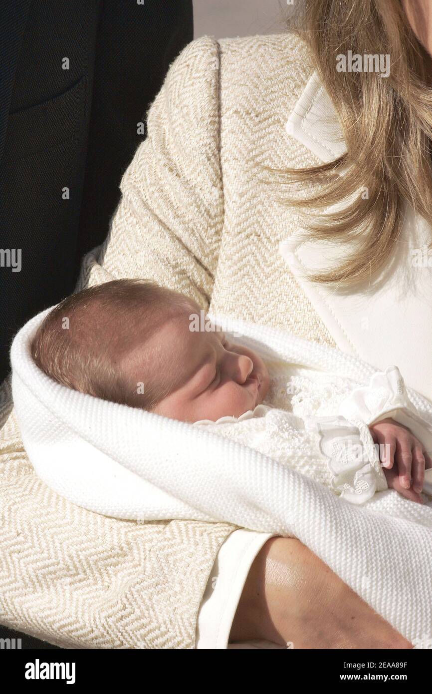 La princesse Letizia et le prince Felipe quittent la clinique internationale Ruber à Madrid, en Espagne, avec leur jeune fille Leonor le 7 novembre 2005.ÀLetizia a donné naissance à Leonor le lundi 31 octobre par Cesarean, trois semaines avant sa date d'échéance prévue. Photo de Bernard-Zabulon/ABACAPRESS.COM Banque D'Images