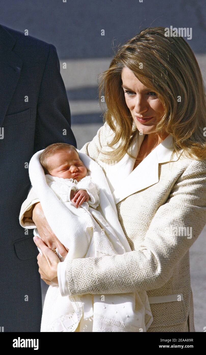 La princesse Letizia et le prince Felipe quittent la clinique internationale Ruber à Madrid, en Espagne, avec sa nouvelle fille Leonor, le 7 novembre 2005. Letizia a donné naissance à Leonor le lundi 31 octobre par Cesarean, trois semaines avant sa date d'échéance prévue. Photo de Bernard-Zabulon/ABACAPRESS.COM Banque D'Images