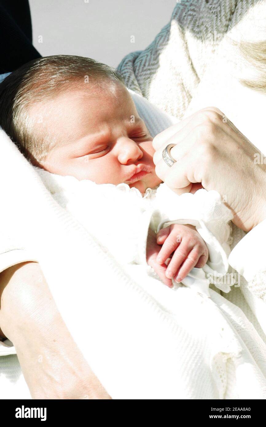 La princesse Letizia et le prince Felipe quittent la clinique internationale Ruber à Madrid, en Espagne, avec leur jeune fille Leonor le 7 novembre 2005.ÀLetizia a donné naissance à Leonor le lundi 31 octobre par Cesarean, trois semaines avant sa date d'échéance prévue. Photo de Bernard-Zabulon/ABACAPRESS.COM Banque D'Images