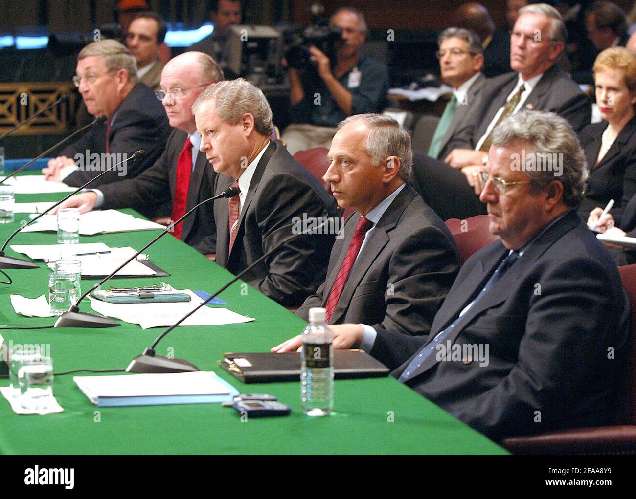 « le Comité de l'énergie et des ressources naturelles de l'énergie de l'État est chargé de l'évaluation des prix et des bénéfices de l'énergie. Lee Raymond, président et chef de la direction d'Exxon Mobil Corporation; David O'Reilly, président et chef de la direction de Chevron Corporation; James Mulva, président et chef de la direction de ConocoPhillips; Ross Pillari, président et chef de la direction de BP America Inc. John Hofmeister, président et président-directeur national américain de Shell Oil Company, témoignent à Washington, D.C. le 9 novembre 2005. Photo par Olivier Douliery/ABACAPRESS.COMM' Banque D'Images