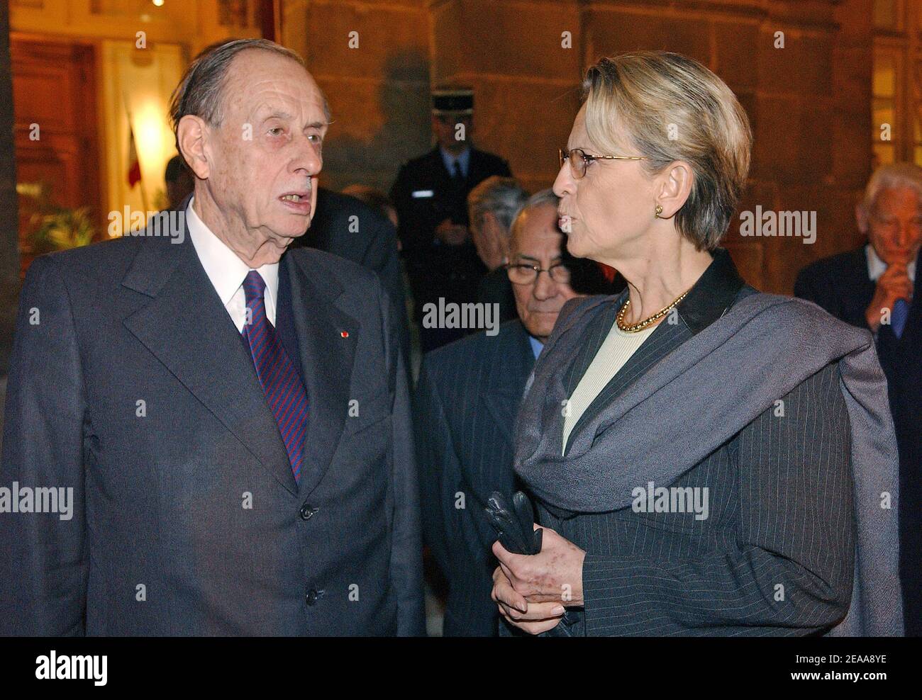 La ministre française de la Défense, Michele Alliot-Marie, et l'amiral Philippe de Gaulle assistent à une cérémonie de lancement d'un bâtiment commémoratif à de Gaulle, qui sera nommé « Historial », au bâtiment militaire des Invalides à Paris, en France, le 09 novembre 2005. Photo de Giancarlo Gorassini/ABACAPRESS.COM Banque D'Images