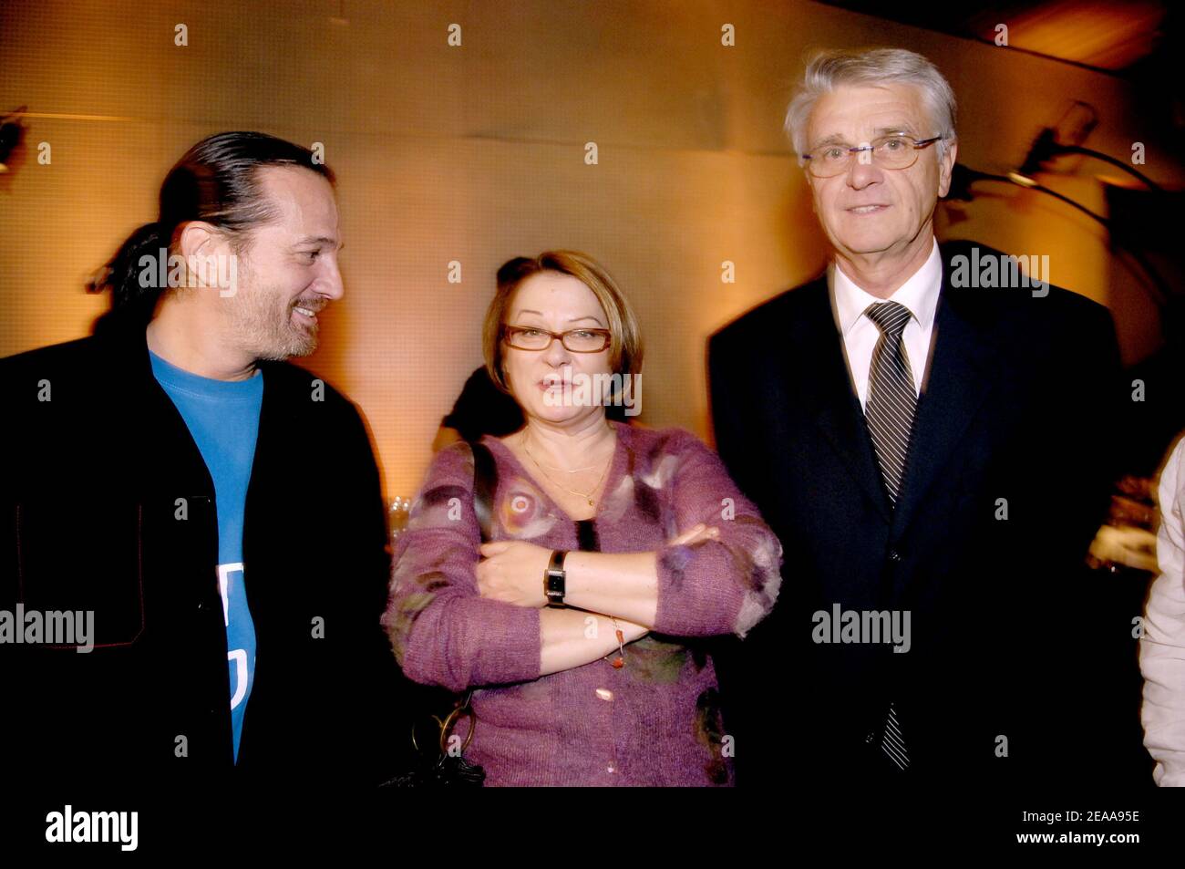 (G-D) la chanteuse française Francis Lalanne, l'actrice Josiane Balasko et l'ancienne entraîneure nationale française aime Jacquet lors de la présentation du nouveau maillot Adidas de l'équipe nationale française de football pour la coupe du monde 2006, au Palais des Congrès à Paris, le 10 novembre 2005. Photo de Nicolas Gouhier/CAMELEON/ABACAPRESS.COM Banque D'Images