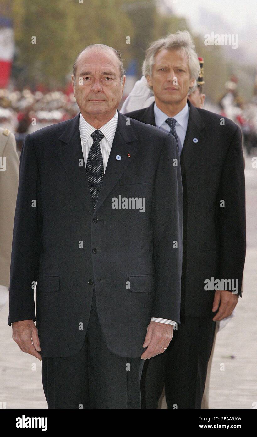 Le président français Jacques Chirac avec le Premier ministre Dominique de Villepin (R) après avoir déposé une couronne avec le Premier ministre Dominique de Villepin lors de la 87e journée d'armistice des commerces à l'Arc de Triomphe à Paris (France), le 11 novembre 2005. Photo de Laurent Zabulon/ABACAPRESS.COM. Banque D'Images