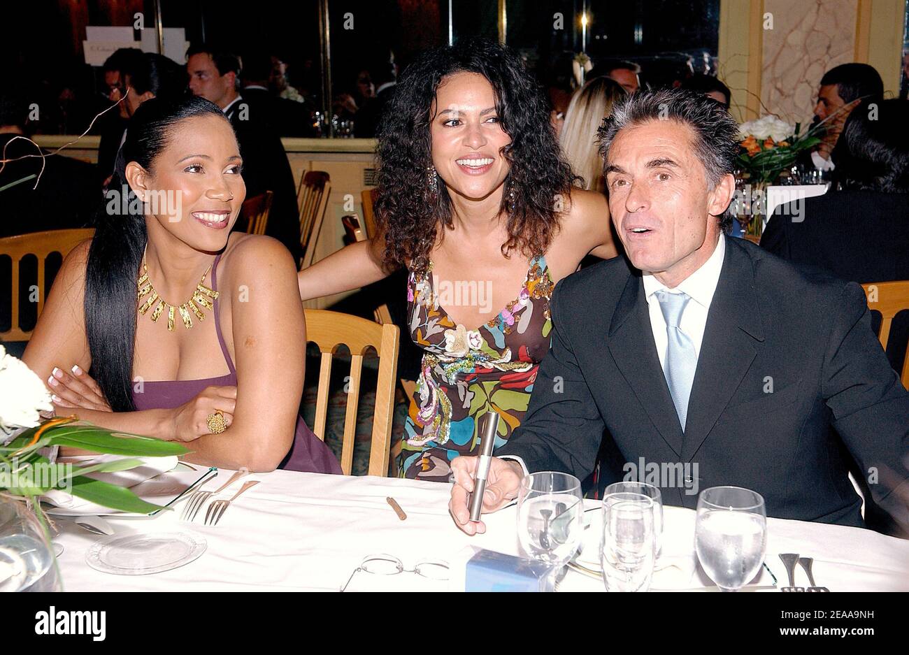 (De gauche à droite) Christine Kelly, Viktor Lazlo et Gerard Holtz assistent au bal des Etoiles au Pre Catelan à Paris, en France, le 12 novembre 2005. Photo de Giancarlo Gorassini/ABACAPRESS.COM Banque D'Images