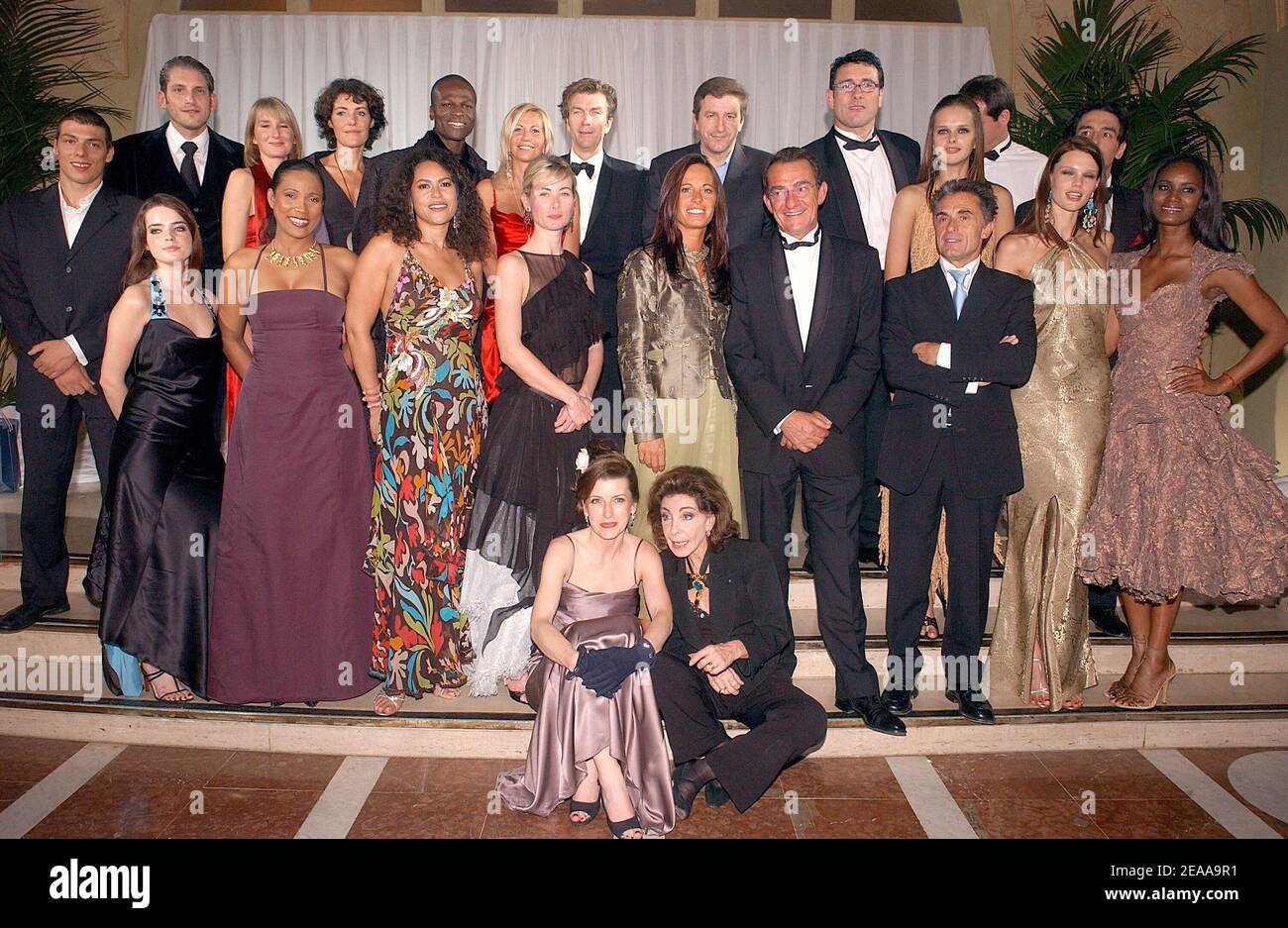 Des célébrités posent pour assister au bal des Etoiles au Pre Catelan à Paris, en France, le 12 novembre 2005. Photo de Giancarlo Gorassini/ABACAPRESS.COM Banque D'Images