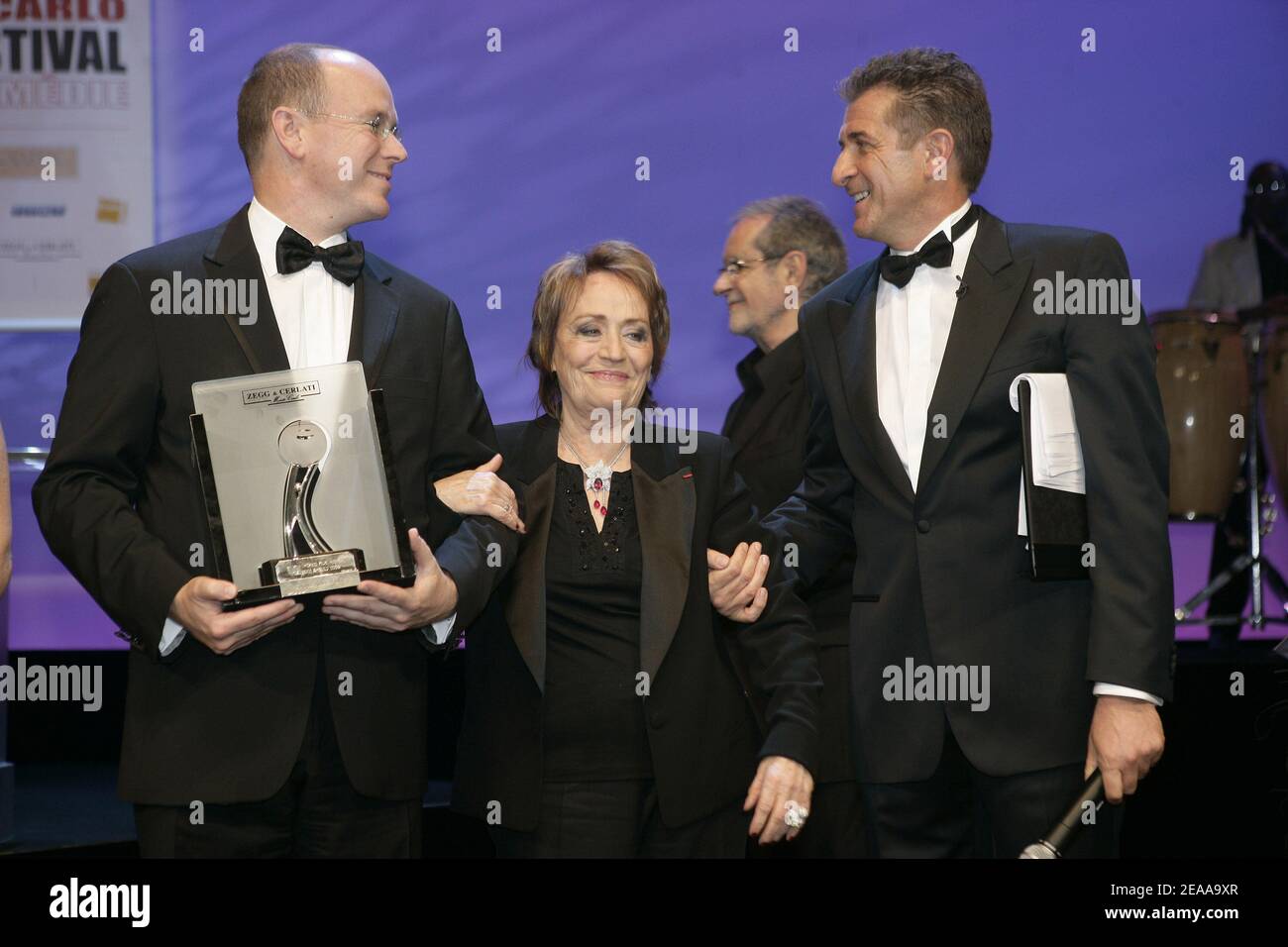 L'actrice française Annie Girardot reçoit un prix pour sa carrière du Prince Albert de Monaco (L) et de la présentatrice de télévision italienne Ezio Greggio lors de la cérémonie de clôture du 5ème Festival du film de Monte-Carlo de Comedy qui s'est tenu au Grimaldi Forum de Monaco, le samedi 12 novembre 2005. Photo de Thierry Orban/ABACAPRESS.COM Banque D'Images