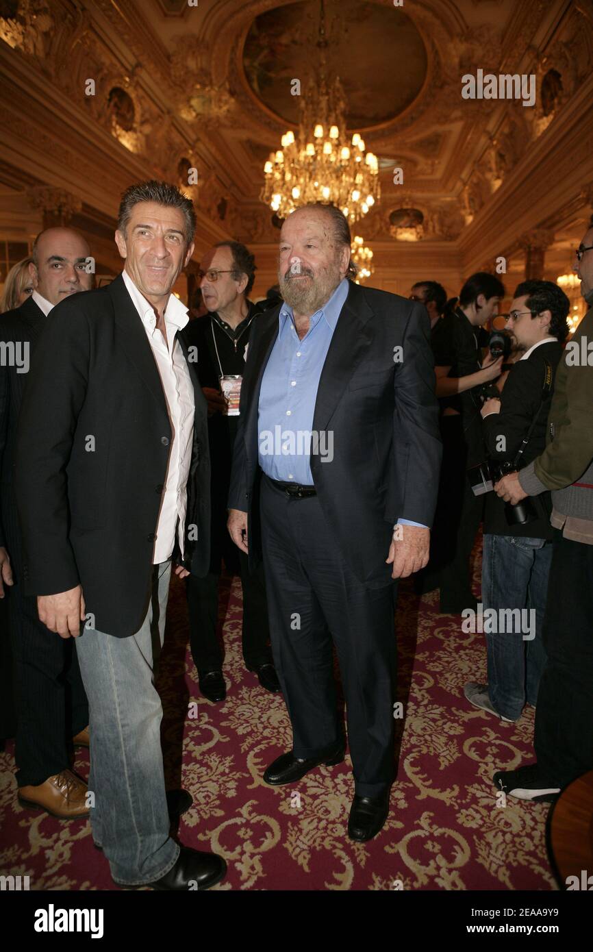Ezio Greggio (L), présentateur de la télévision italienne, et Bud Spencer, acteur italien, posent lors du 5e Festival du film de Comédie de Monte-Carlo, qui s'est tenu au Grimaldi Forum à Monaco, le samedi 12 novembre 2005. Photo de Thierry Orban/ABACAPRESS.COM Banque D'Images