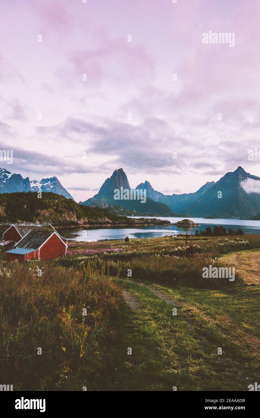 Village traditionnel en Norvège coucher de soleil paysage montagnes au-dessus du fjord et Maison rouge campagne dans les îles Lofoten rural scandinave voyage nature bea Banque D'Images