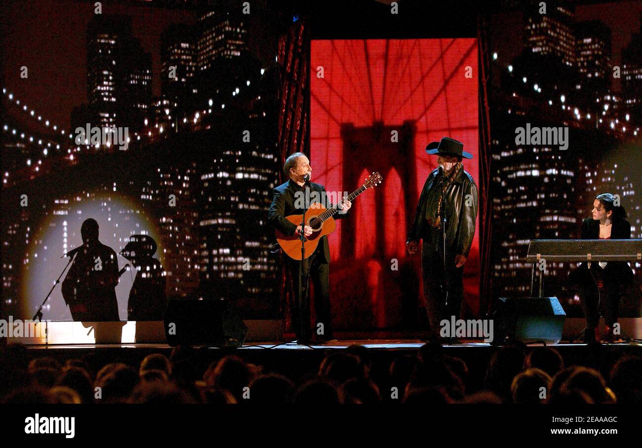 Paul Simon, Willie Nelson et Norah Jones se présentent lors du 39e Prix annuel de musique country, qui s'est tenu au Madison Square Garden à New York, le mercredi 15 novembre 2005. Photo de Nicolas Khayat/ABACAPRESS.COM Banque D'Images