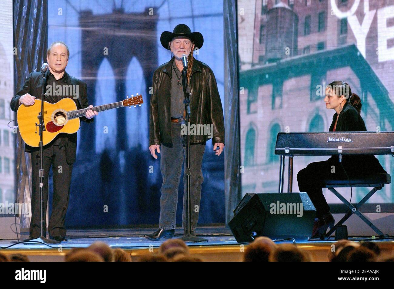 Paul Simon, Willie Nelson et Norah Jones se présentent lors du 39e Prix annuel de musique country, qui s'est tenu au Madison Square Garden à New York, le mercredi 15 novembre 2005. Photo de Nicolas Khayat/ABACAPRESS.COM Banque D'Images