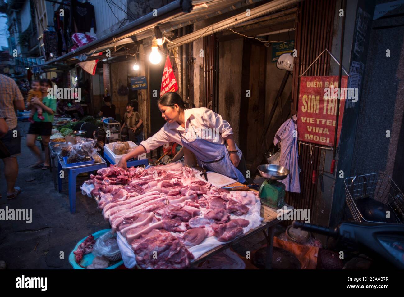 Vente de viande sur le bord de la route, Hanoï, Vietnam Banque D'Images