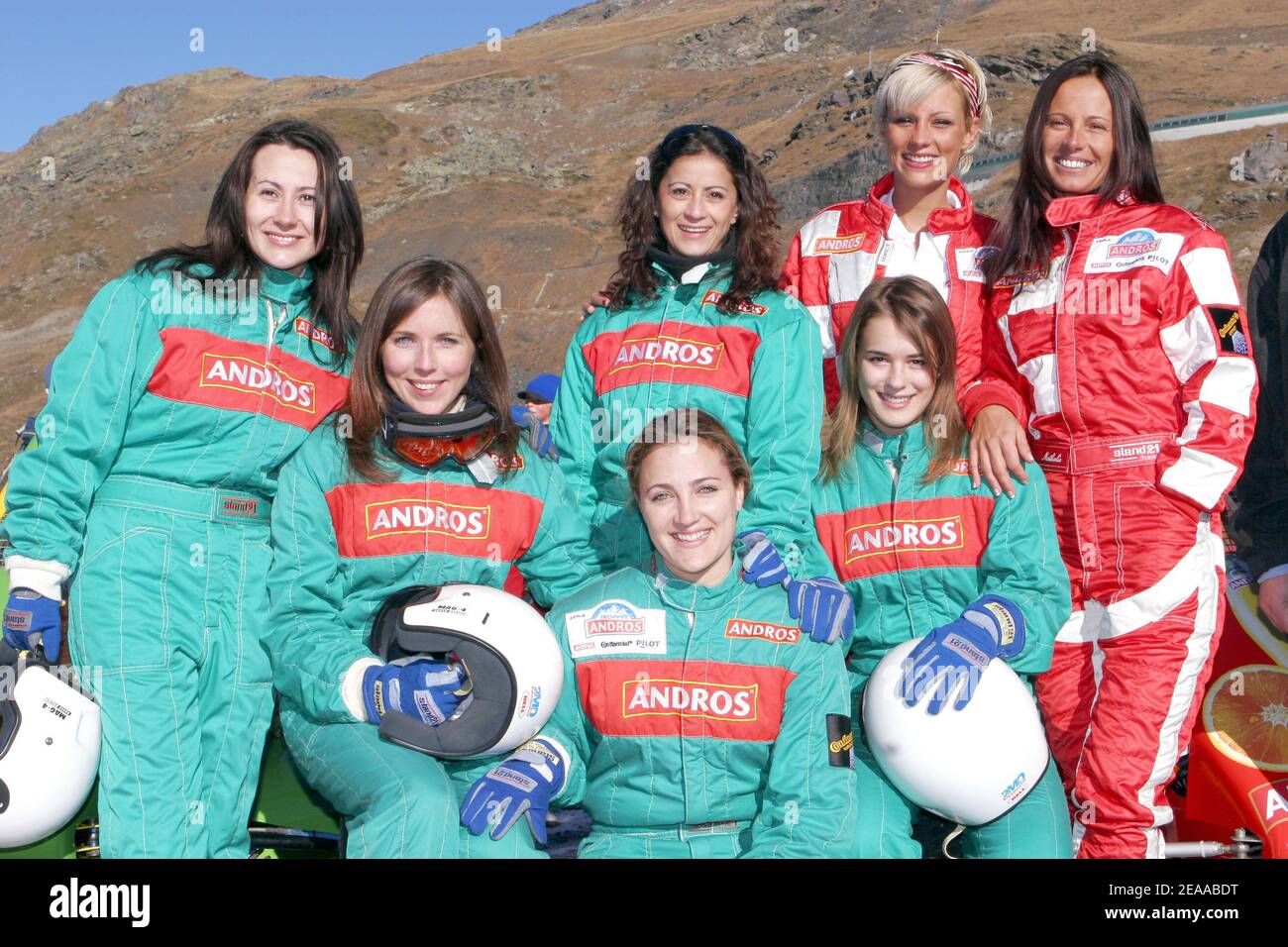 Nathalie Marquay et Elodie Gossuin posent avec des femmes pilotes lors de la conférence de presse du Trophée Andros à Val Thorens, Alpes françaises, le 19 novembre 2005. Photo de Gerald Holubowicz/ABACAPRESS.COM Banque D'Images