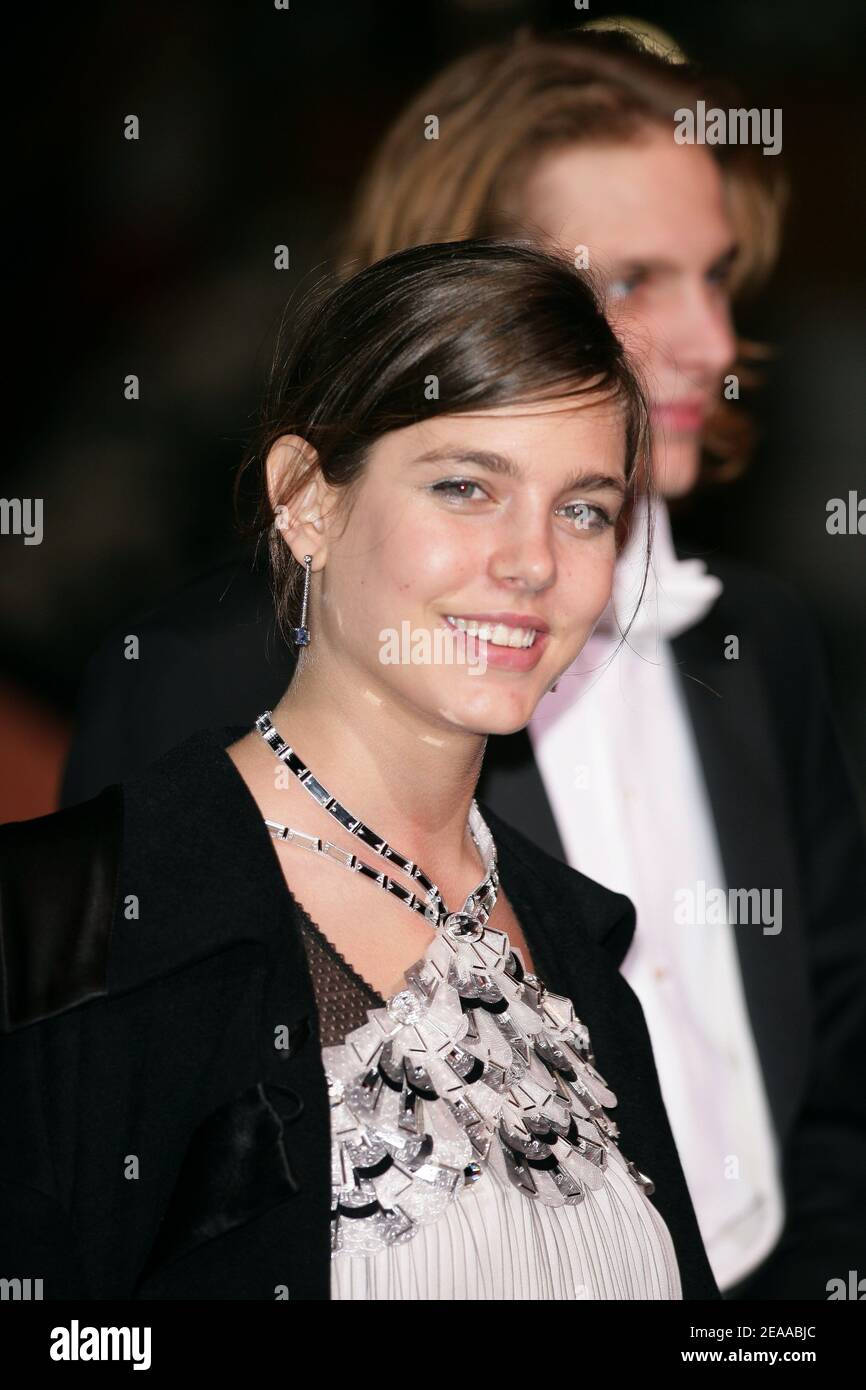 Charlotte Casiraghi quitte le Gala qui s'est tenu au Casino de Monte Carlo après une représentation de l'opéra de Rossini « le Voyage Reims a » dans le cadre des cérémonies d'investiture du prince Albert II de Monaco, à Monaco, le 19 novembre 2005. Photo de Orban/Nebinger/ABACAPRESS.COM Banque D'Images