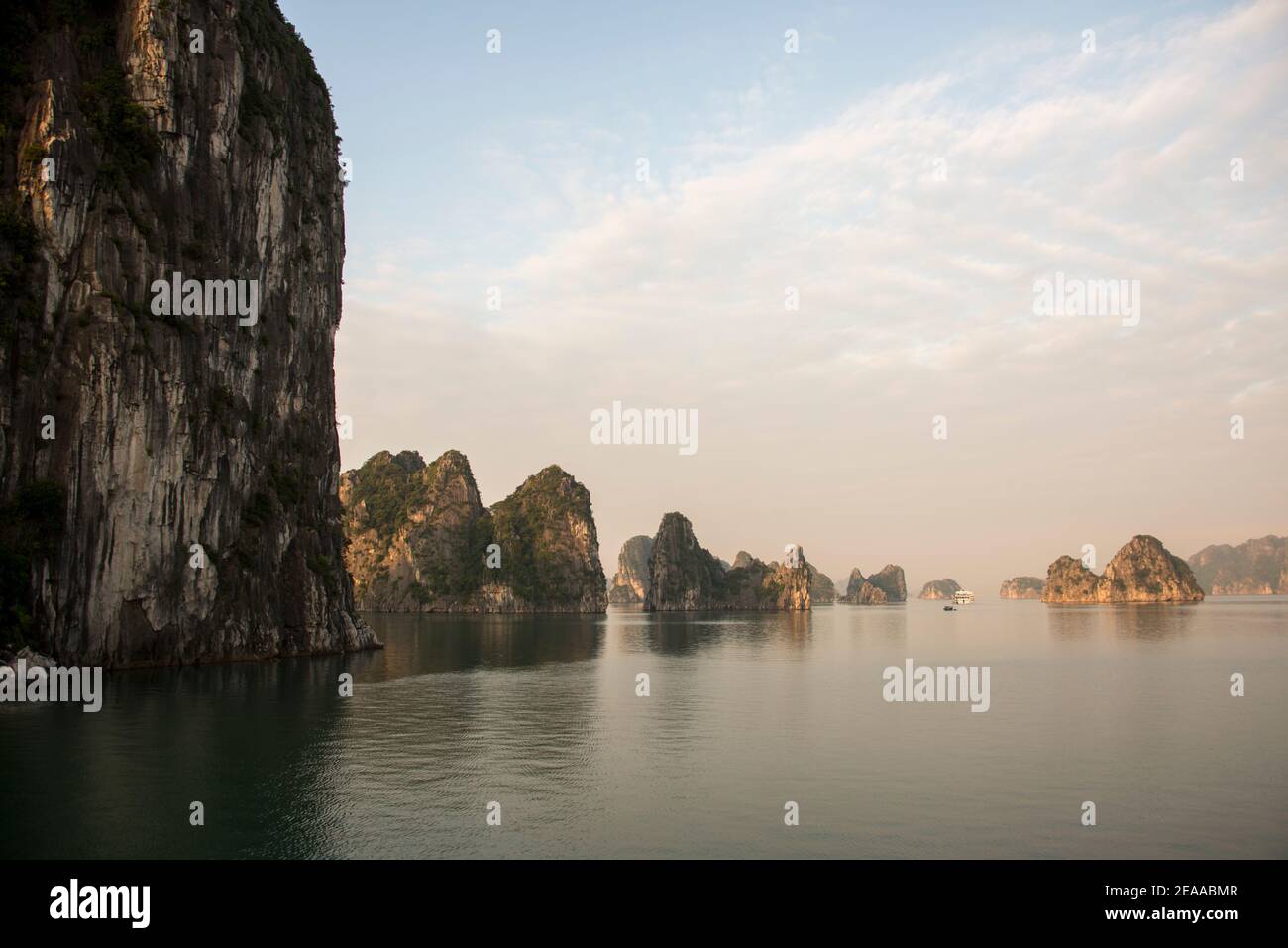 Rochers dans la lumière du matin, baie d'Halong, Vietnam Banque D'Images