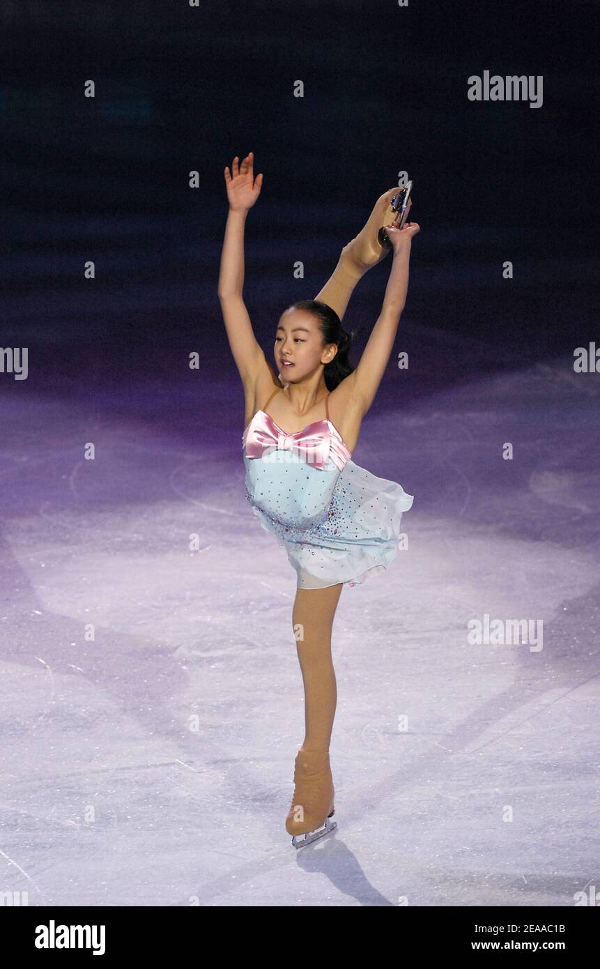 Le Japon Mao Asada participe à la danse de gala à la fin du Trophée Bompard, le 20 novembre 2005 au Palais Omnisports de Paris, en France. Photo de Nicolas Gouhier/CAMELEON/ABACAPRESS.COM Banque D'Images