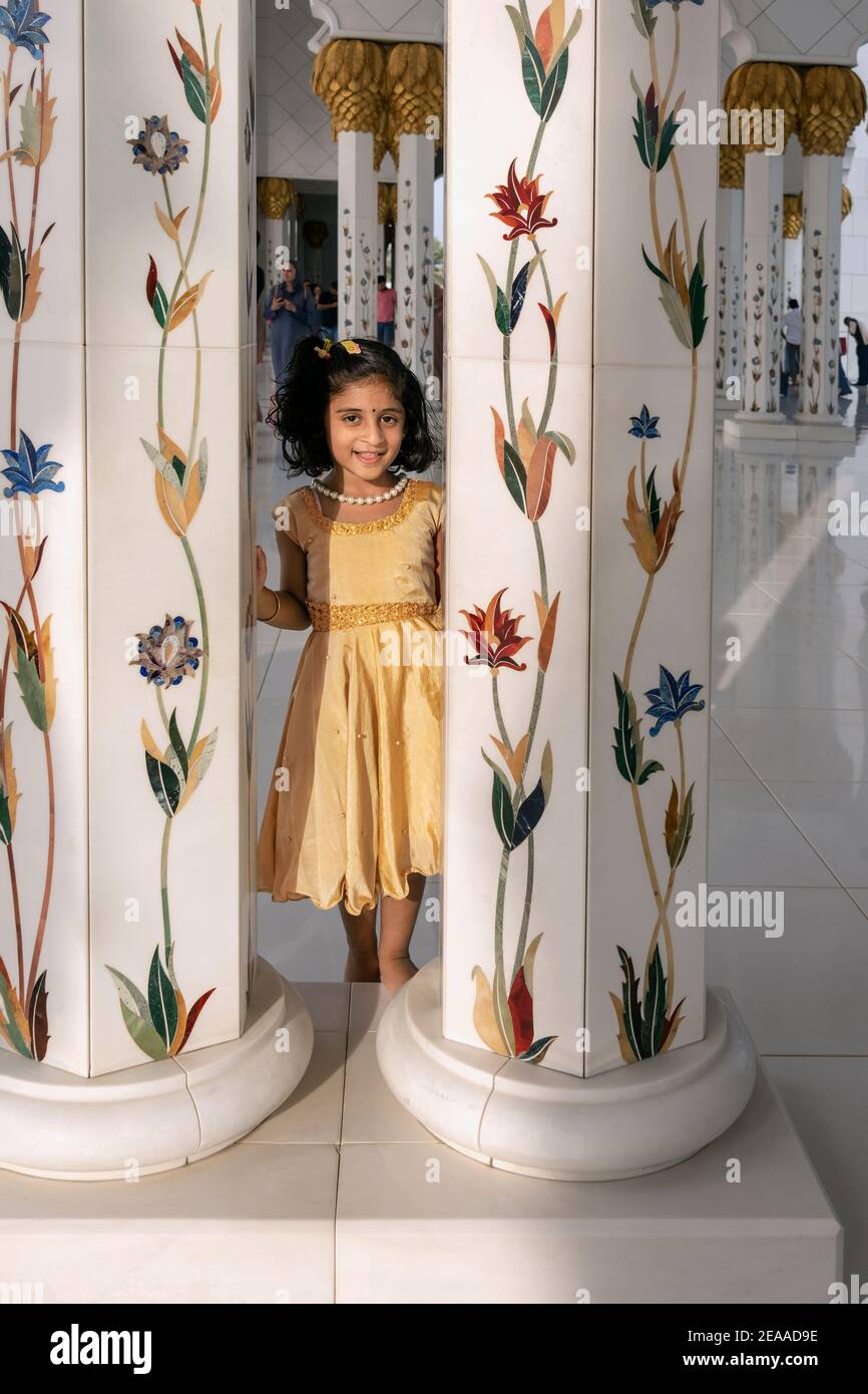 Fille en robe d'or, Grande Mosquée Sheikh Zayed, Abu Dhabi, Émirats Arabes Unis Banque D'Images