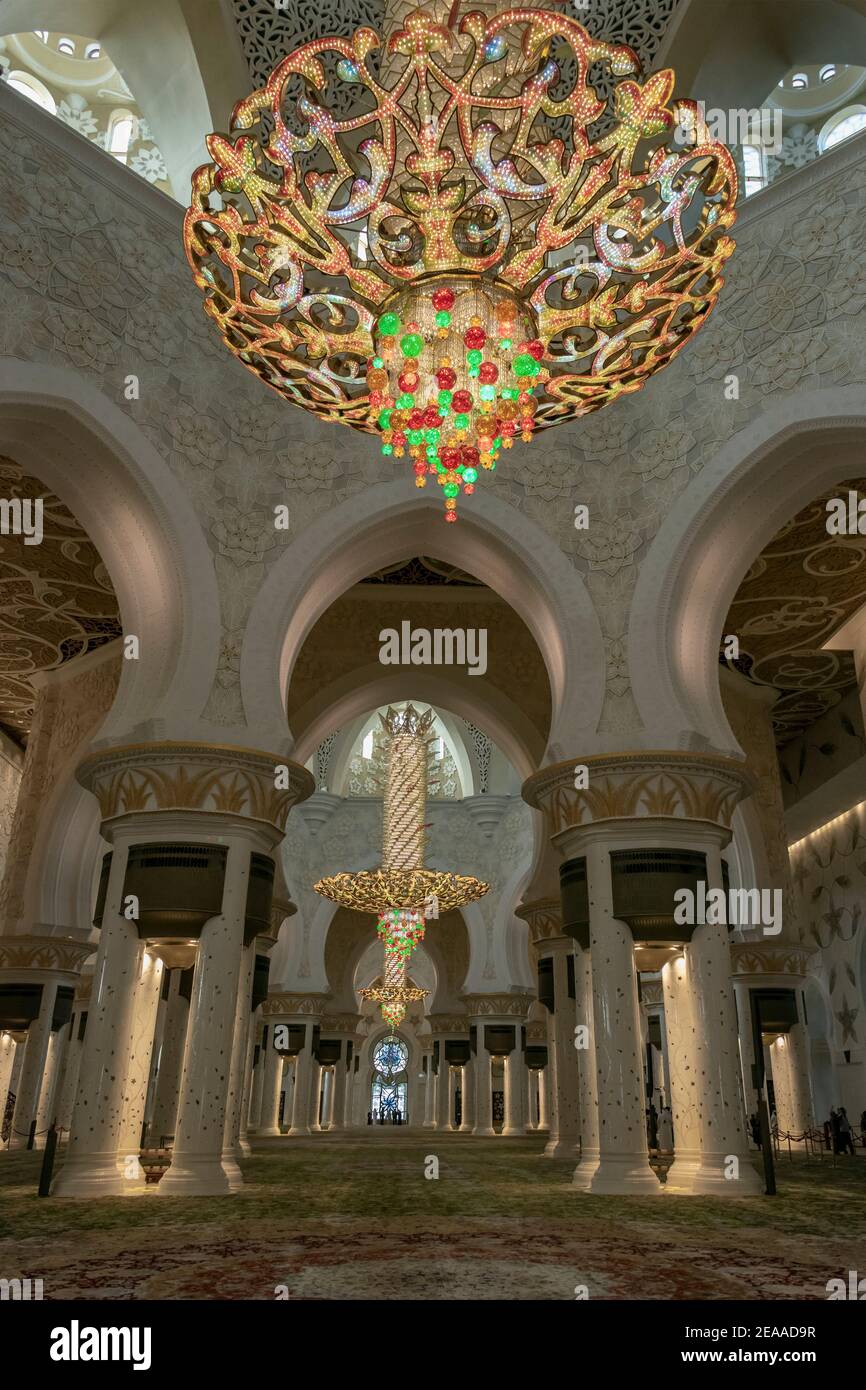 Grande salle de prière avec le plus grand tapis du monde (60,546 pieds  carrés) et chandeliers de style Nautig, Grande Mosquée Sheikh Zayed,  Émirats Arabes Unis Photo Stock - Alamy