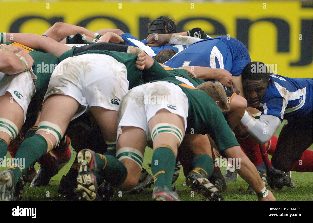 L'équipe française et sud-africaine au cours du match de rugby France contre Afrique du Sud, le 26 novembre 2005, au Stade de France à Saint-Denis. France. La France a gagné 26-20. Photo Christophe Guibbbaud/Cameleon/ABACAPRESS.COM Banque D'Images