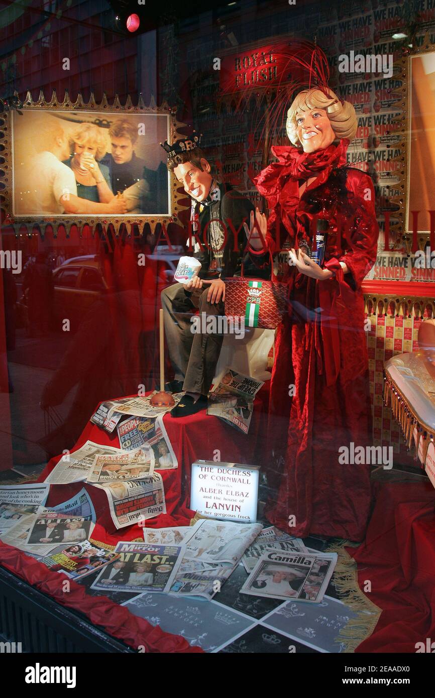 Les nuls représentant le Prince de Galles de Grande-Bretagne, Camilla Duchess de Cornwall et les Princes William et Harry sont exposés à Noël dans la fenêtre du grand magasin 'Barney's sur Madison Avenue à New York City, NY, USA, le 29 novembre 2005. Photo de Charles Guerin/ABACAPRESS.COM Banque D'Images