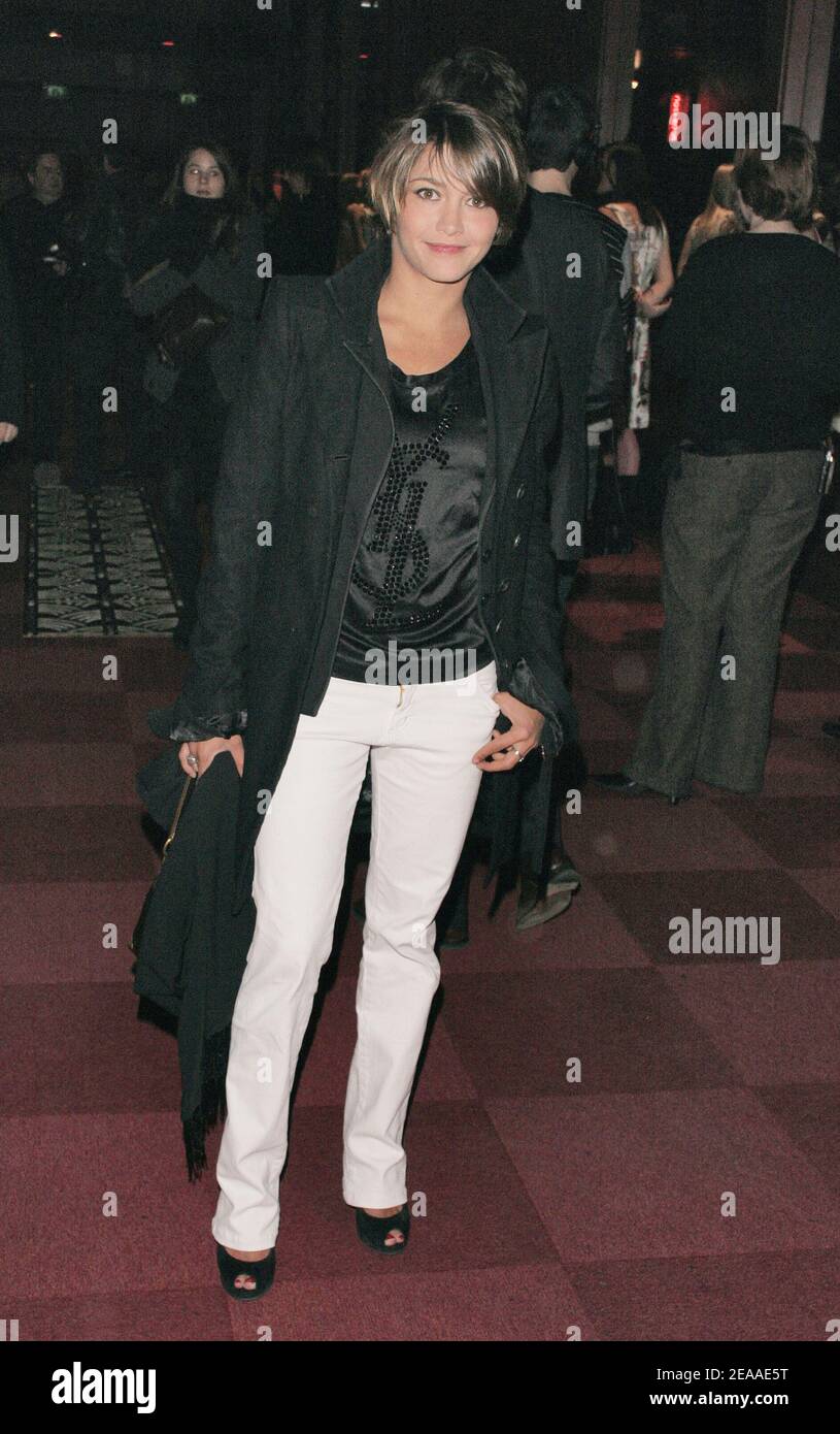 Emma de Caunes arrive au 60e anniversaire du magazine 'ELLE' au Théâtre Olympia de Paris, France, le 30 novembre 2005. Photo de Denis Guignebourg/ABACAPRESS.COM Banque D'Images