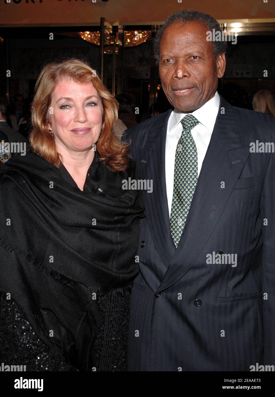 L'acteur Sidney Poitier et sa femme Joanna Shimkus arrivent à la nuit d'ouverture de 'la couleur pourpre' au théâtre de Broadway à New York, le jeudi 1er décembre 2005. Photo de Nicolas Khayat/ABACAPRESS.COM Banque D'Images